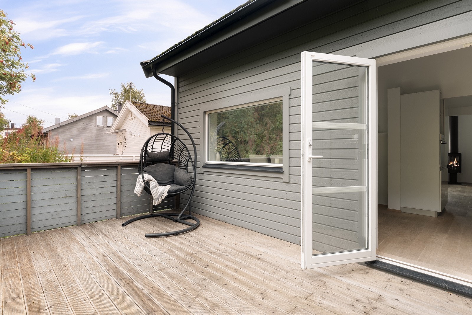 Terrasse med god plass for utemøbler, grill og beplantning. Her er også en sportsbod.