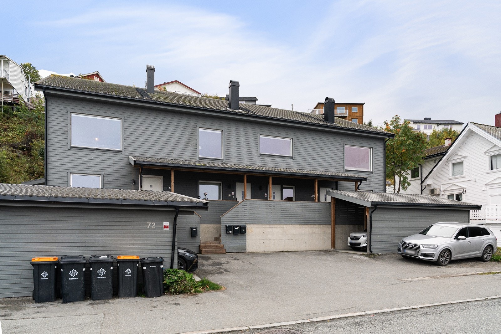 Det er også biloppstillingsplass nedenfor carporten.