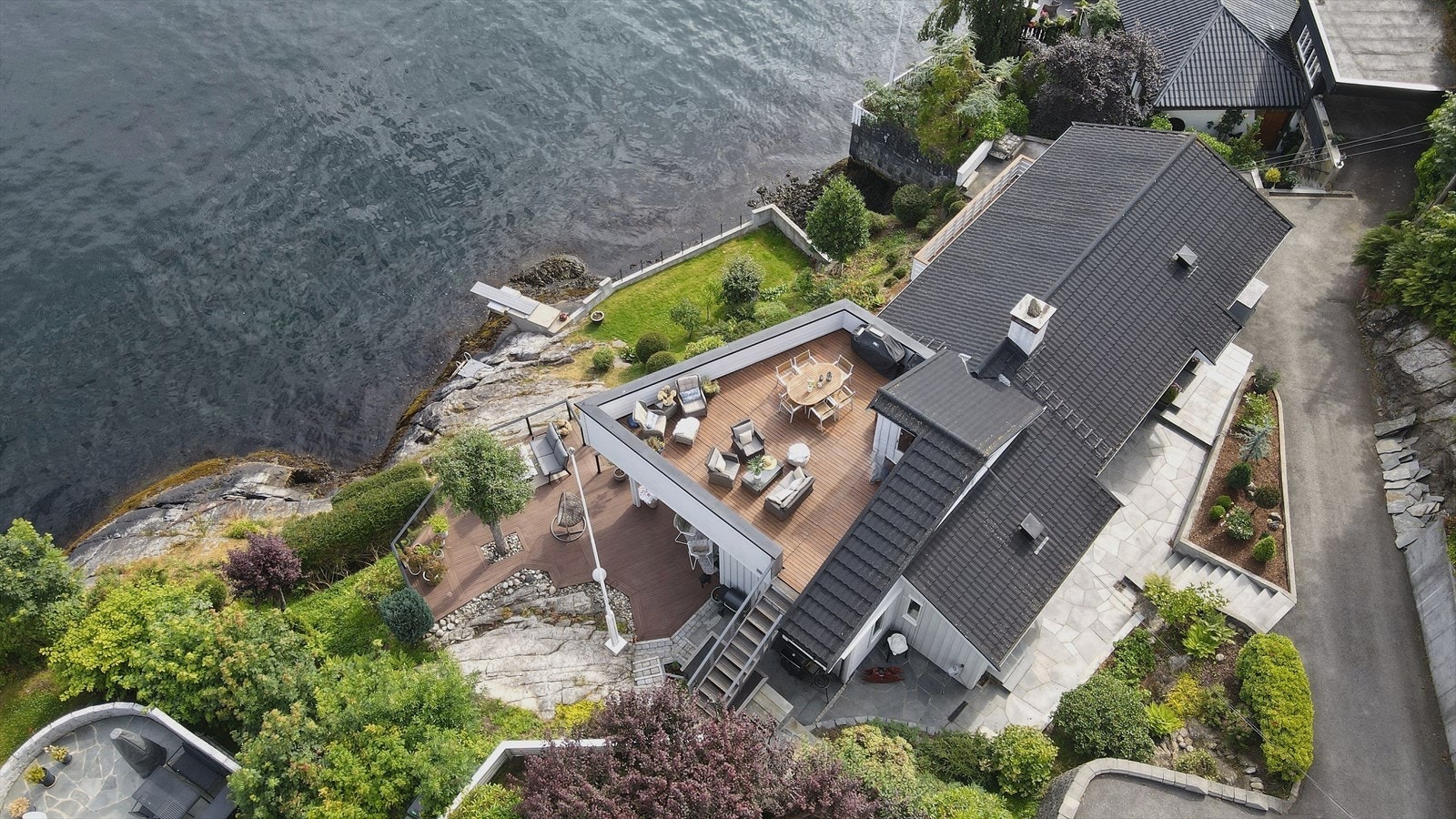 - Det har blitt gjort jevnlige oppgraderinger på boligen som renovering av alle 3 bad, bytte av ytterkledning, taktekking og utskifting av vinduer - Galleribilde
