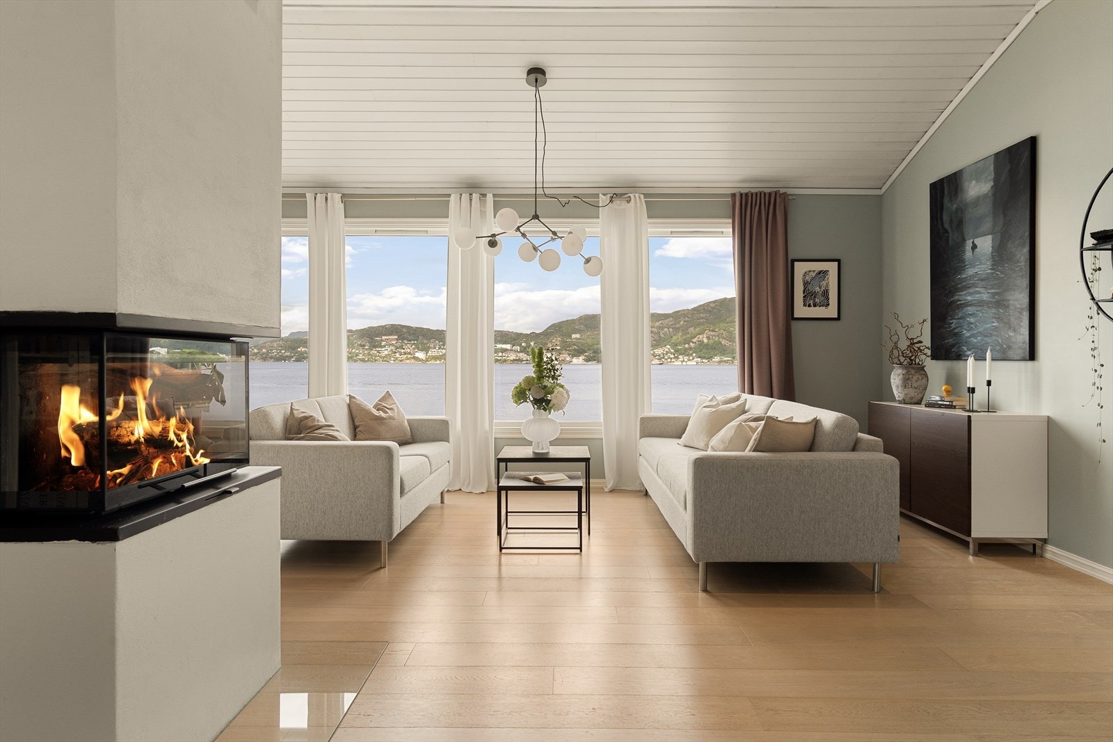 - Stuen måler hele 40,9 m² og har godt med plass til flere sittegrupper i ulike soner - Galleribilde