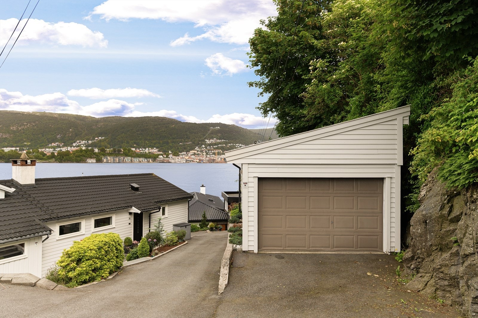 - Gode parkeringsmuligheter i 22 m² garasje, 16 m² carport i underetasje og biloppstillingsplasser - Galleribilde