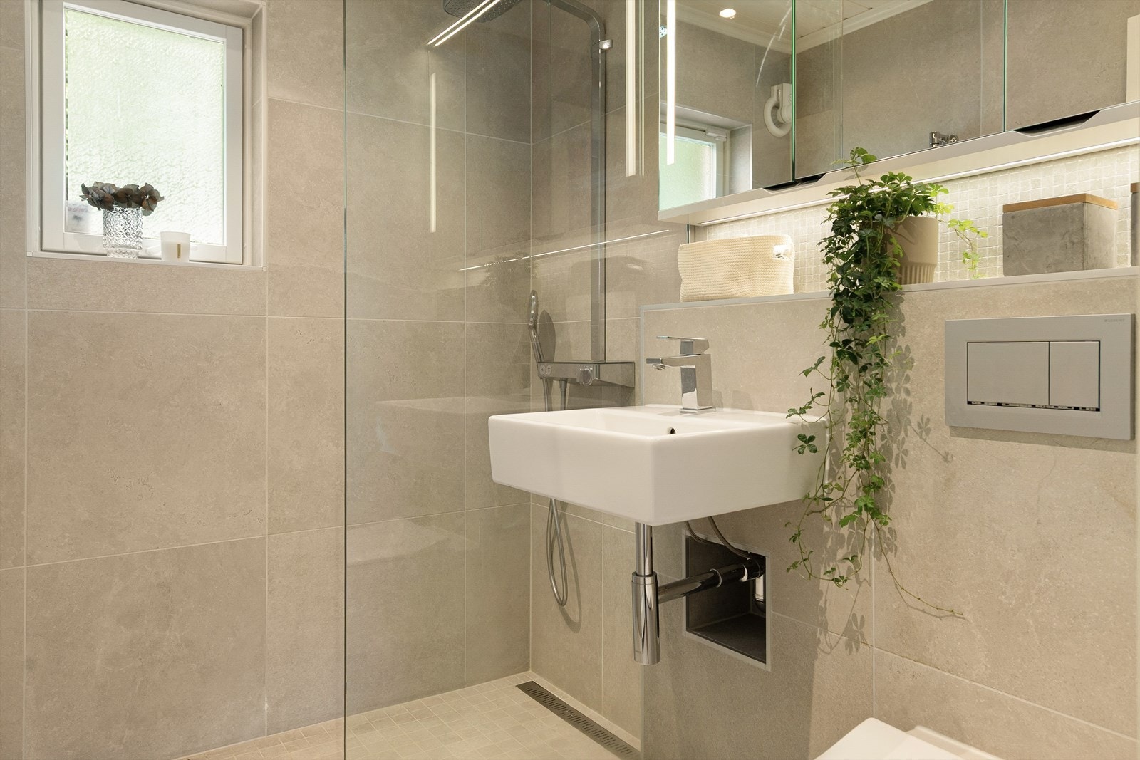 - Det andre badet i etasjen måler 3 m² og ble renovert i 2017 med Hansgrohe rainshower dusj, toalett og vask fra Villeroy&Boch med Grohe blandebatteri - Galleribilde