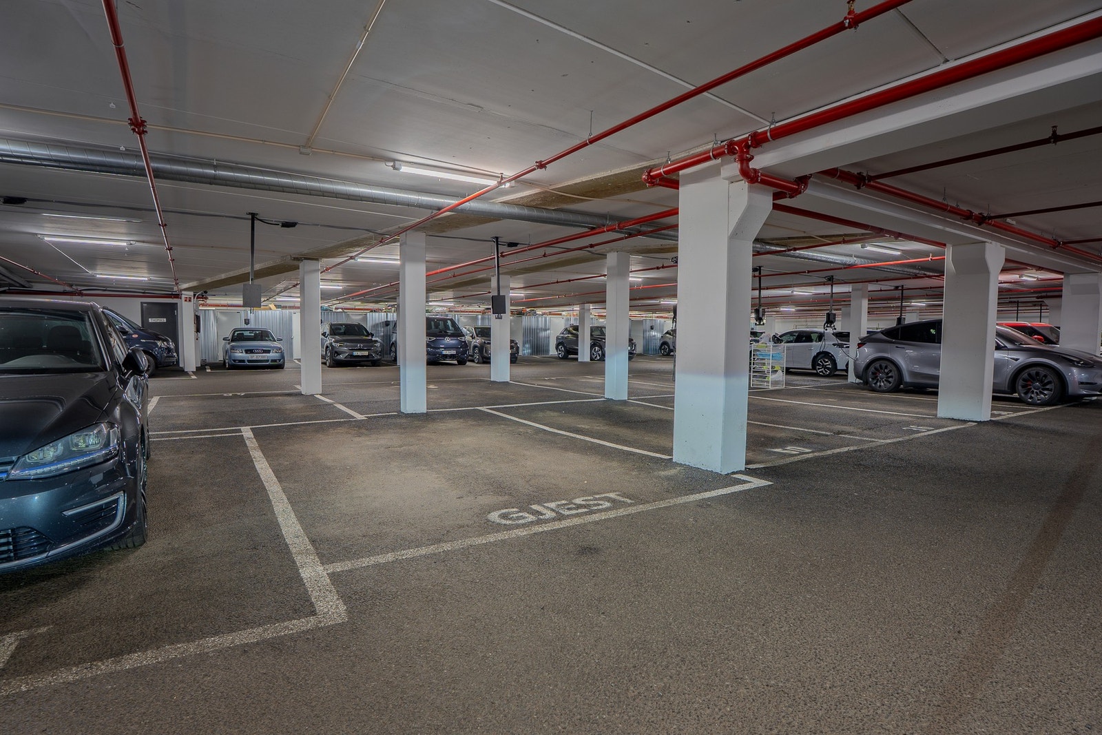 Gjesteparkering i garasjen. Galleribilde