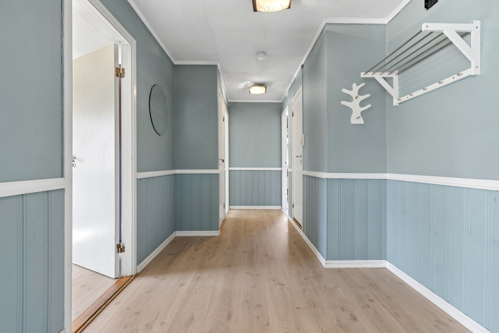 Første etasje inneholder entré, kjøkken, stue, bad, separat wc-rom og tre soverom. Galleribilde