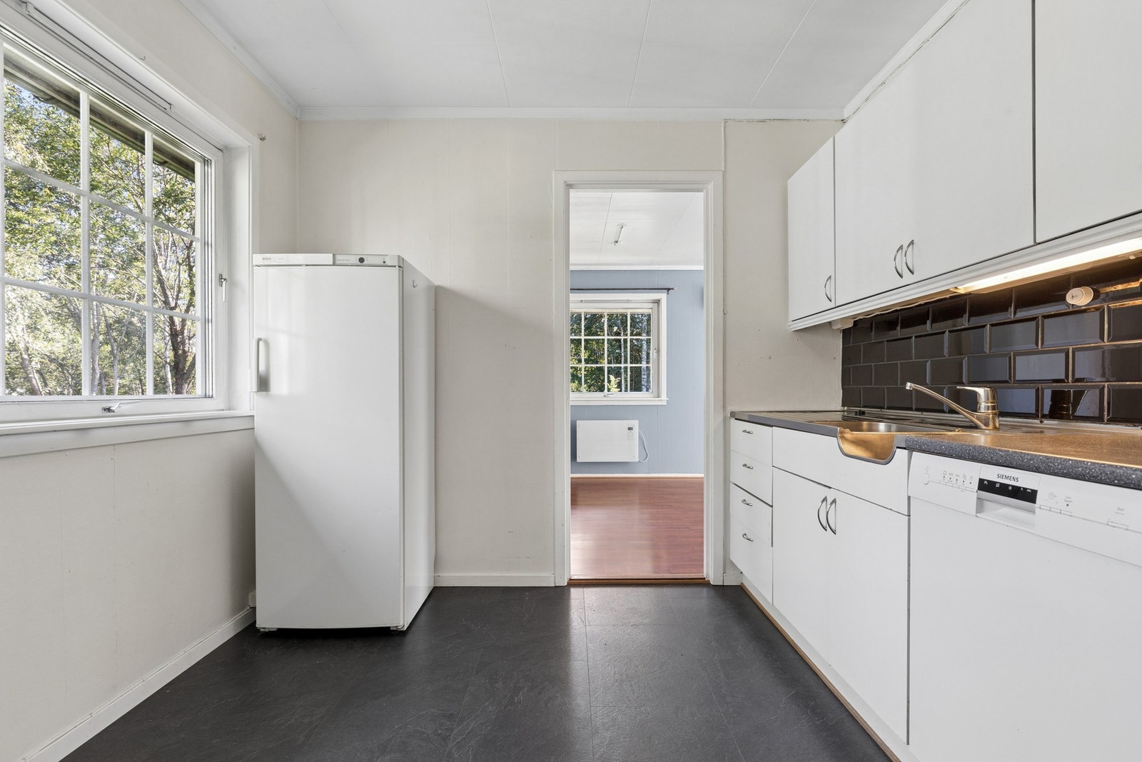 Kjøkkenet har plass til et lite frokostbord eller annet møblement. Galleribilde