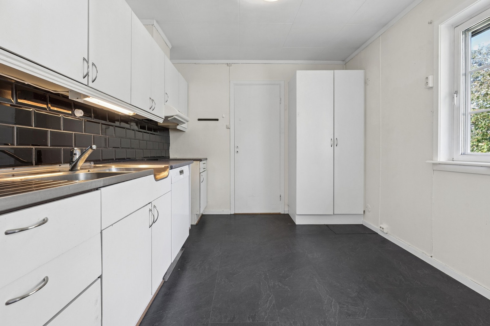 Fra kjøkkenet er det inngang til entrèen. Galleribilde