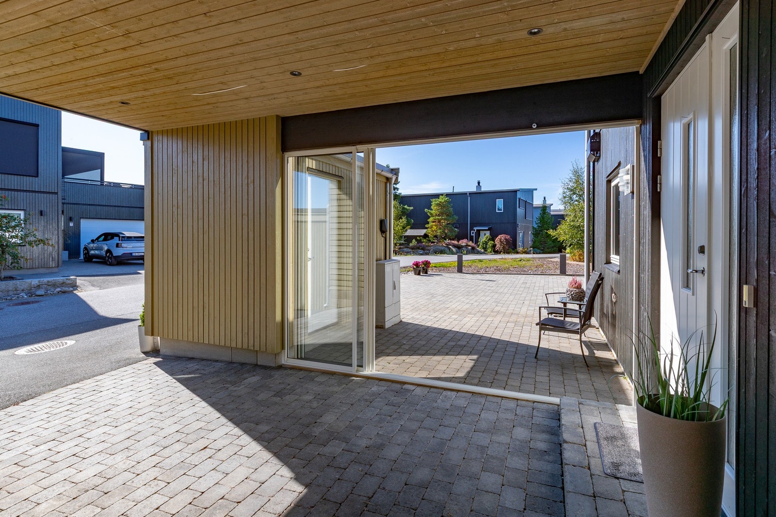Ved inngangspartiet er det skyveglass, supert for skjerming når det trengs. Galleribilde