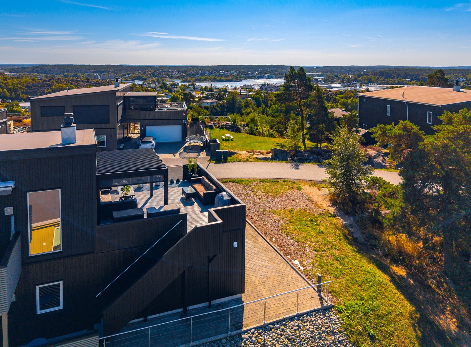 Boligen har utmerket beliggenhet, med flott utsikt og nydelig uteplass. Galleribilde