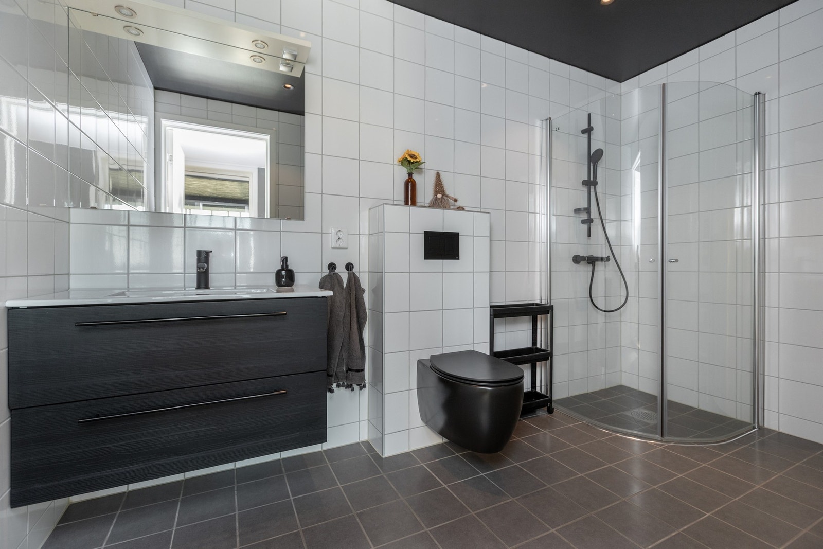 Pent, flislagt bad i tidløse farger. Dette badet ligger i 2. etasje, og har nesten ikke vært i bruk. TG1 i tilstandsrapporten. Galleribilde
