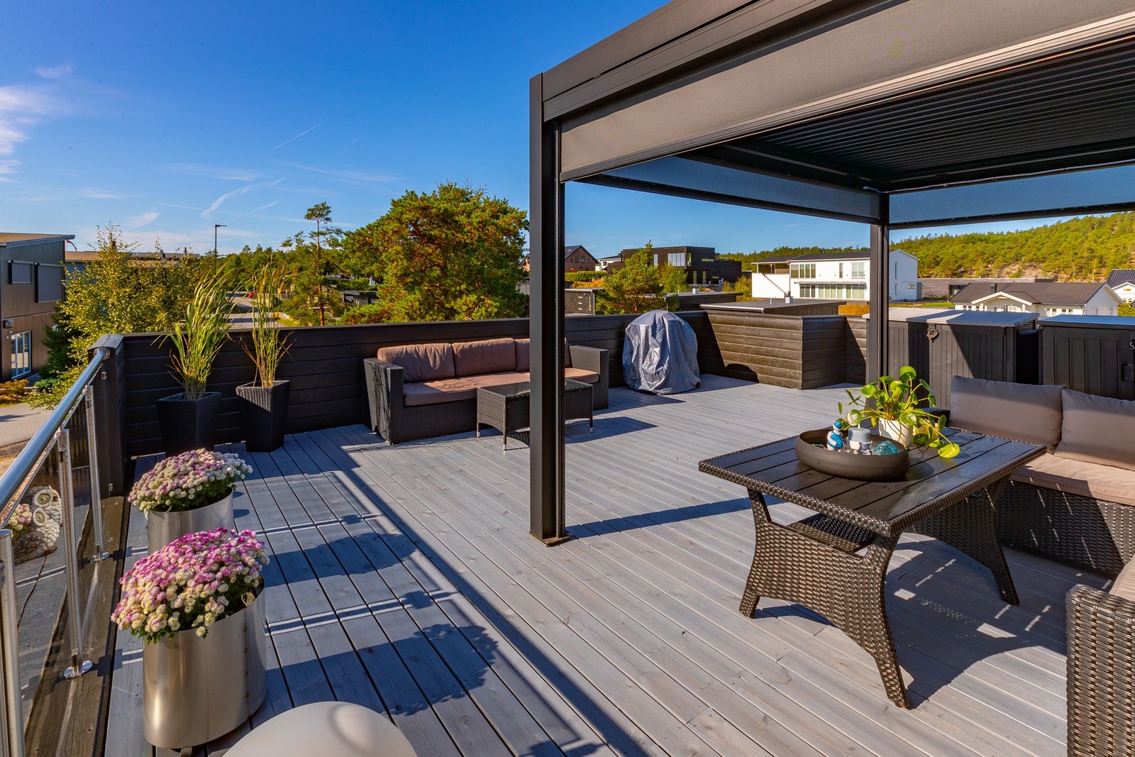 Stor og god uteplass med fine solforhold! Galleribilde