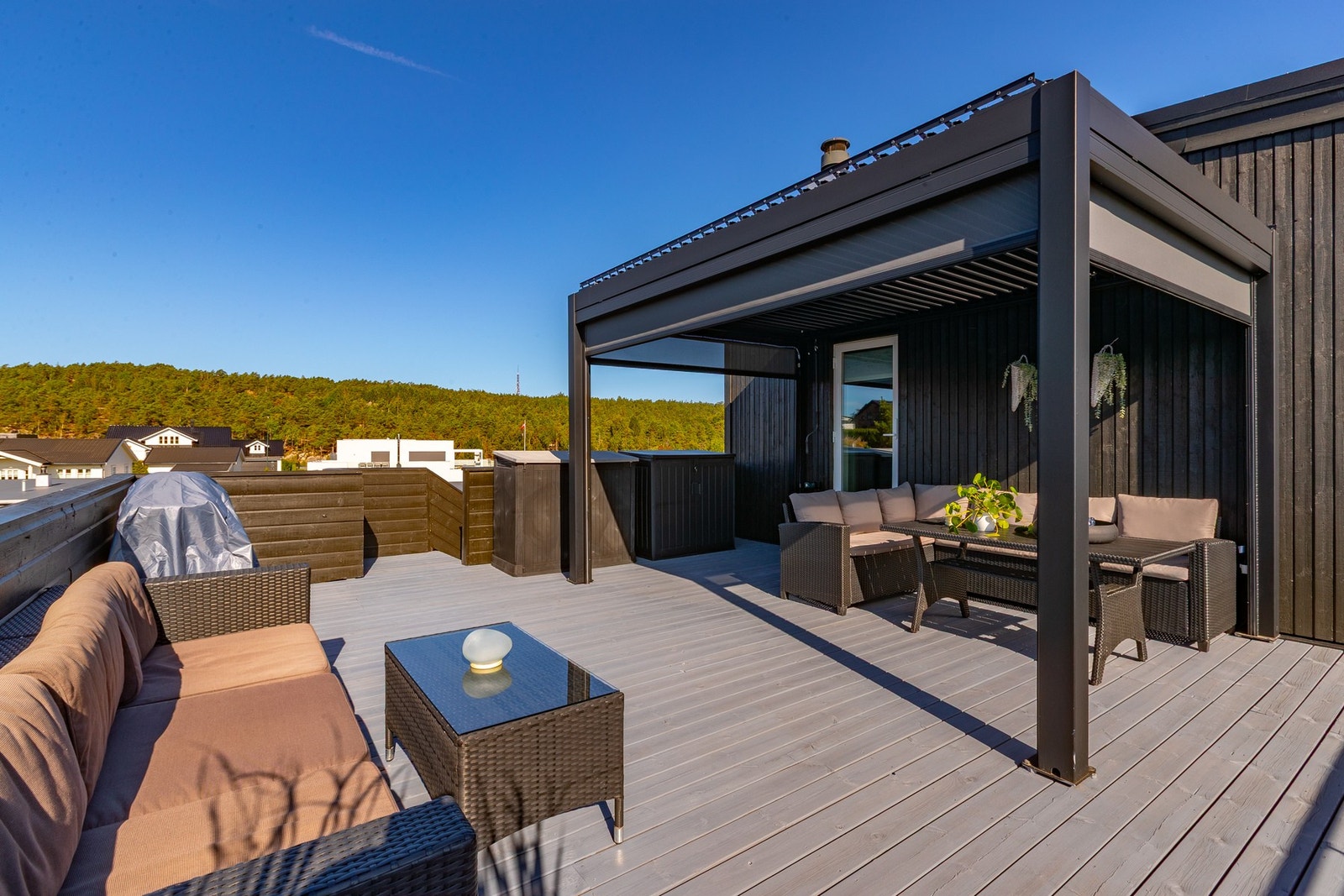 Takterrassen har god plass, og utmerkede solforhold. På de vindfulle dagene har du mulighet for skjerming gjennom nedtrekkbar duk fra pergolaen. Galleribilde