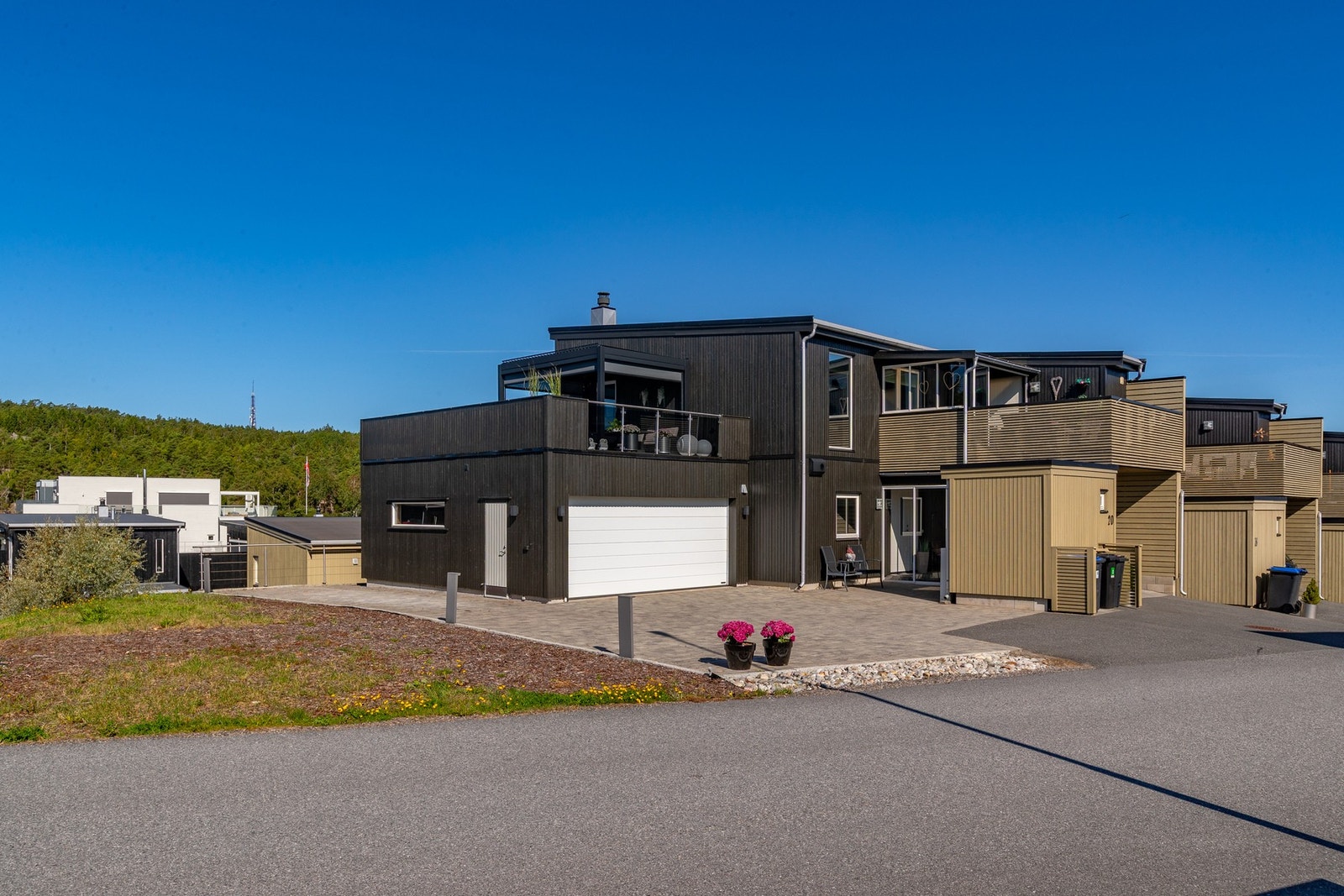 Plasseringen er helt utmerket - rikelig med sol, masse parkeringsplass og praktiske løsninger. Galleribilde