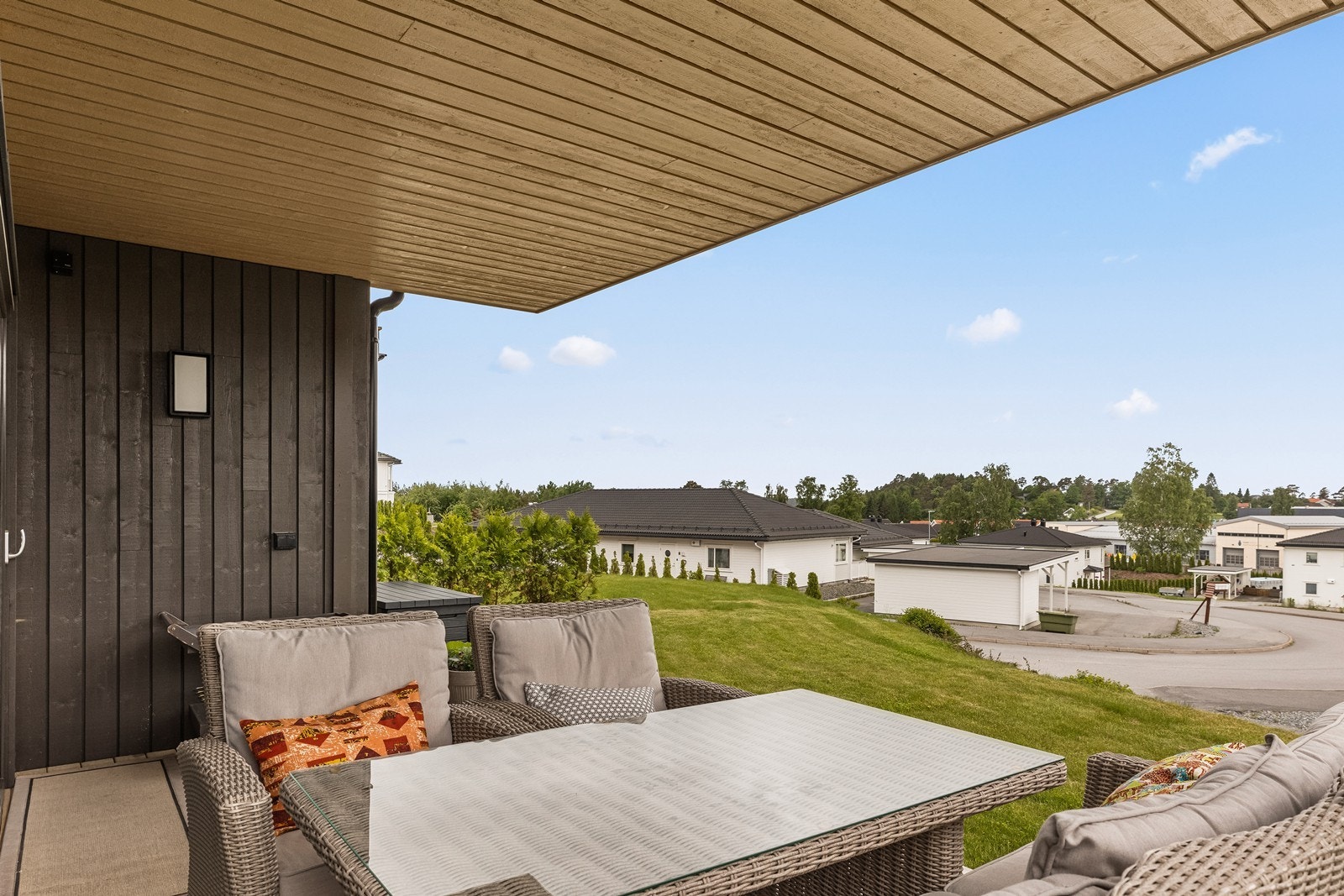 Overbygd terrasse med ankomst til egen hage Galleribilde