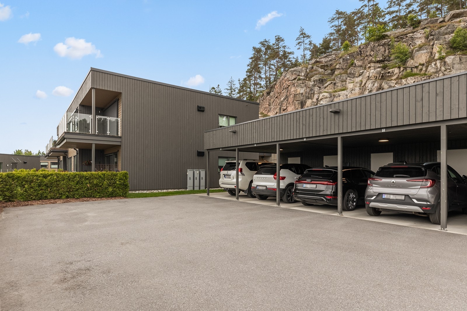 Egen, oppmerket carport med tilhørende sportsbod Galleribilde