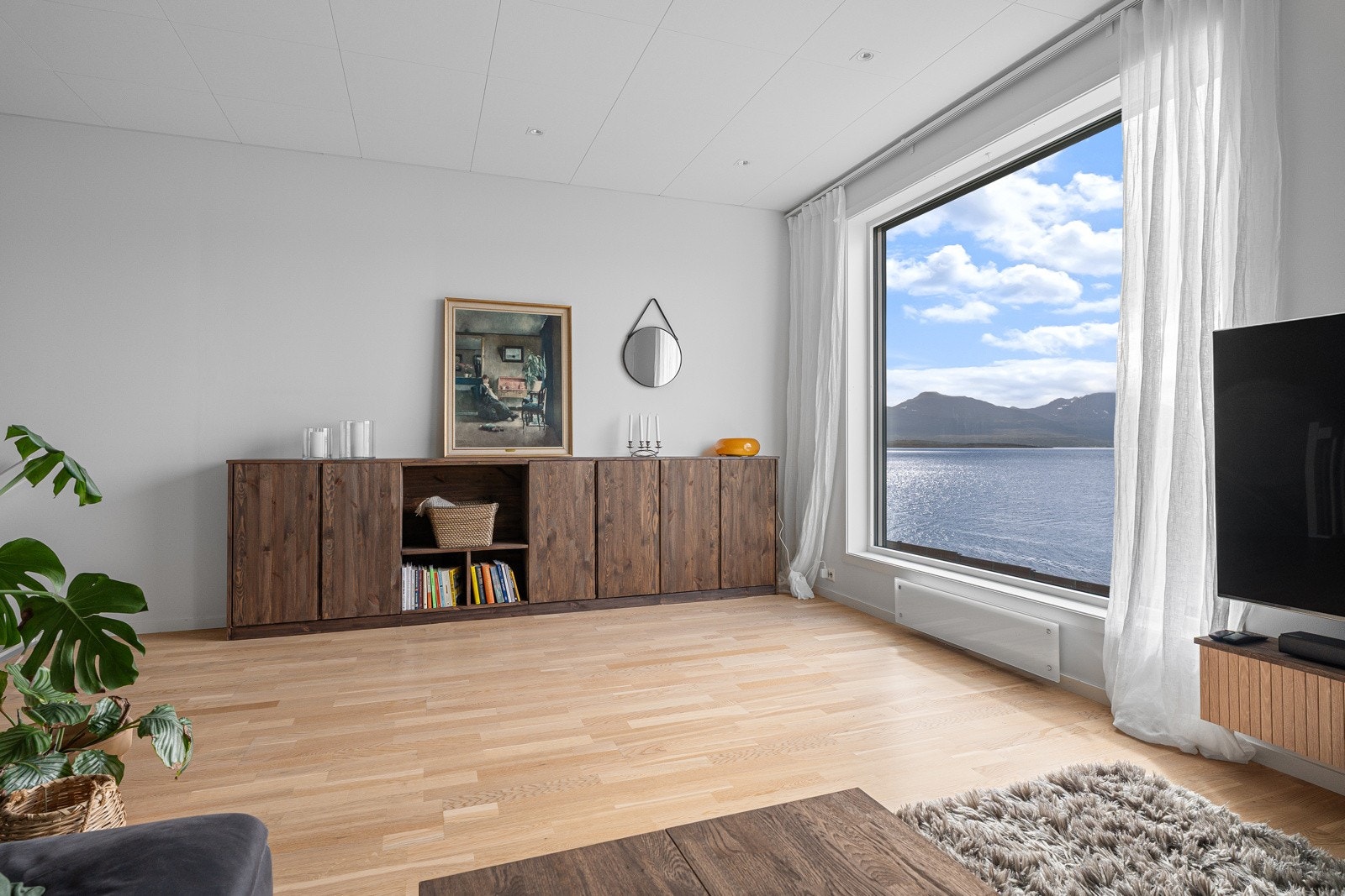 Store vindusflater slipper inn mye naturlig lys.