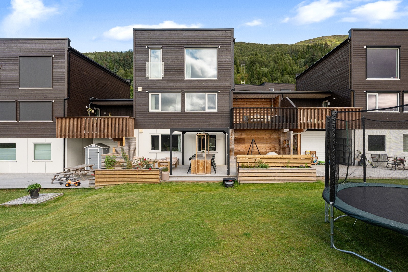 Den store hagen er pent opparbeidet med plen og markterrasse. God plass for trampoline og herlige lekemuligheter for barn og unge.