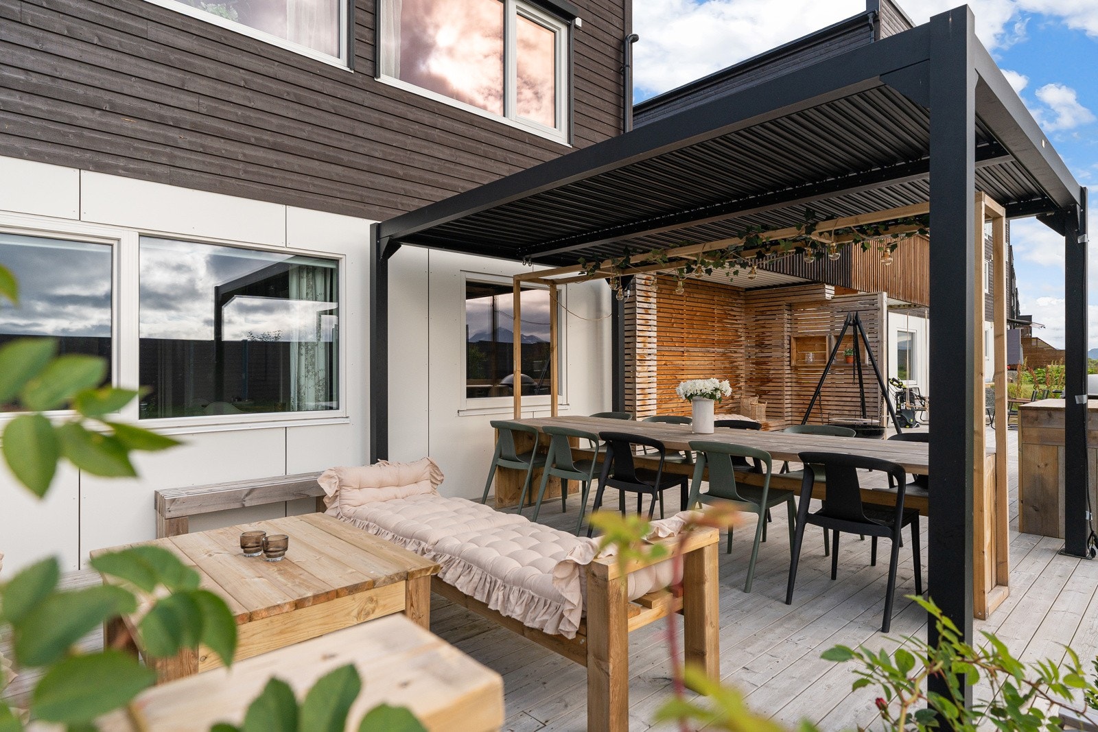 Særdeles pent opparbeidede uteområder med stor veranda, markterrasse med pergola og stor hage med plen.