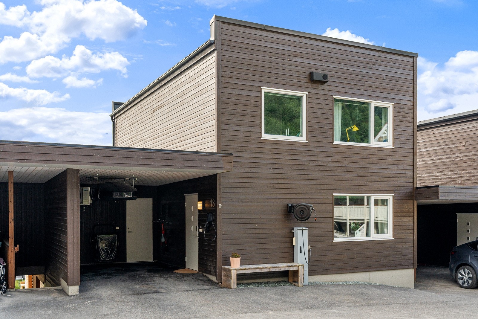 Gode parkeringsforhold utenfor boligen med carport og oppstillingsplasser.  Feltet Kaldslettneset ble oppført i ca 2017/2018 og har vært svært etterspurt for sin barnevennlighet og nærhet til naturen.
