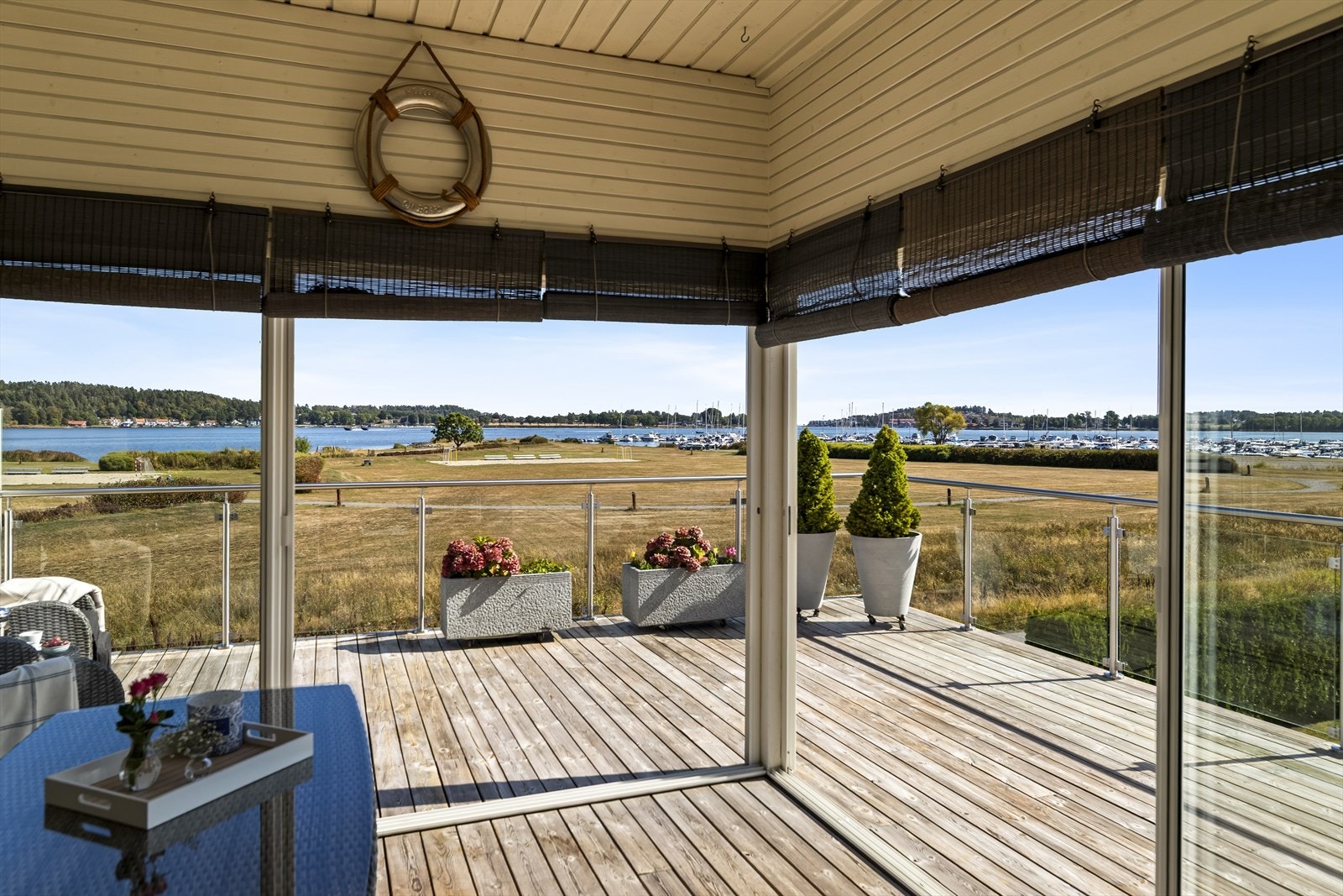 Stor veranda utfor med areal på ca. 46 kvm utfor stue i andre etasje. Det er etablert en lun og koselig vinterstue og det er nydelig utsikt mot sjøen og Rosanes båthavn Galleribilde