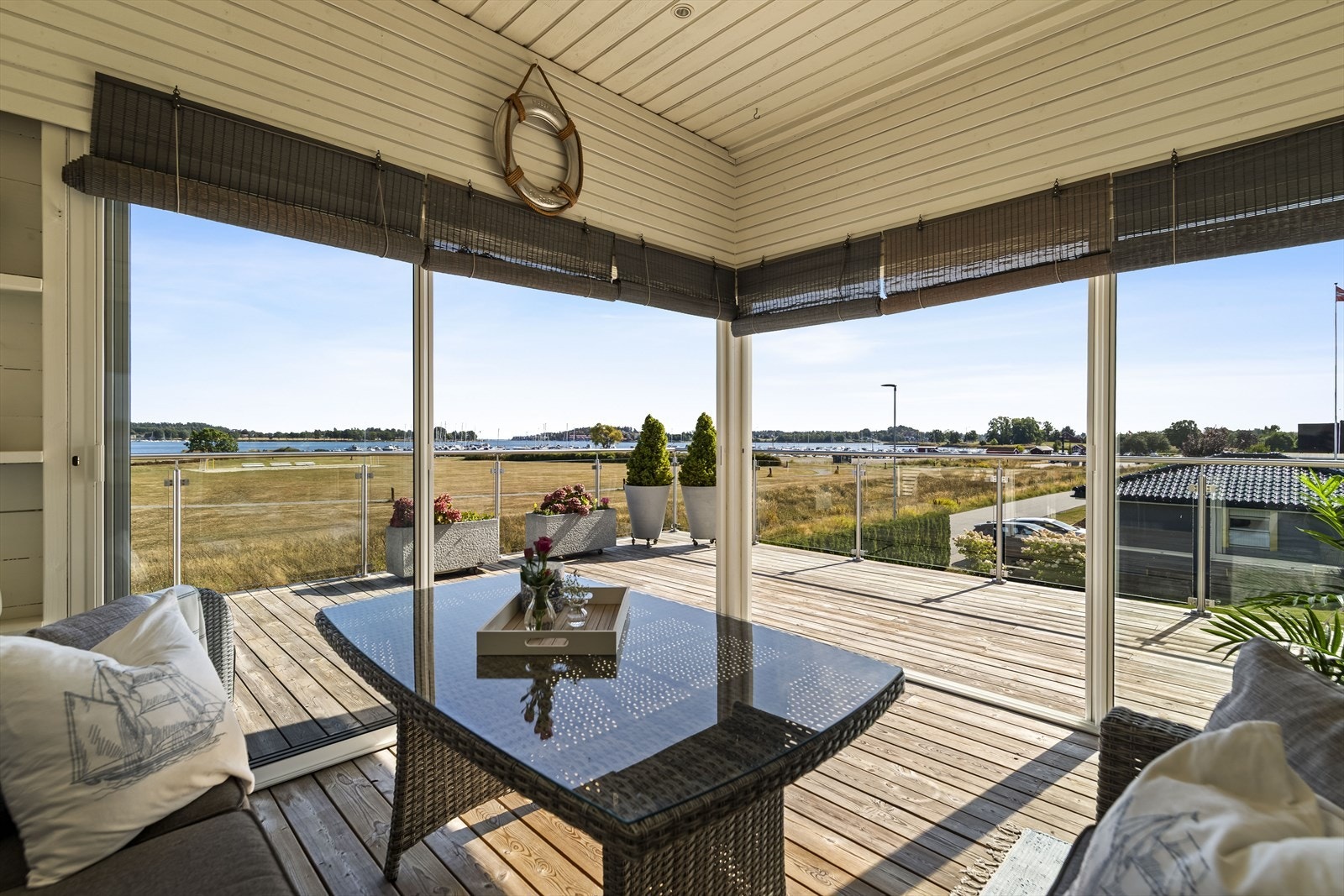 Stor veranda utfor med areal på ca. 46 kvm utfor stue i andre etasje. Galleribilde