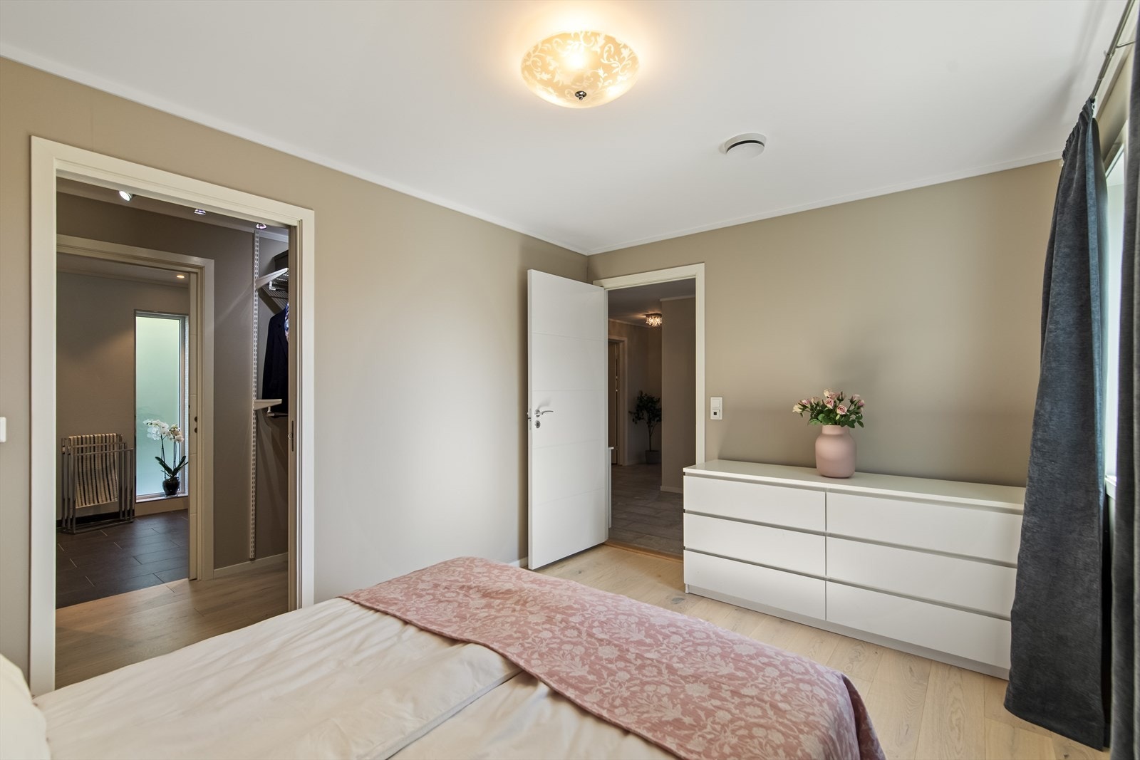 Hovedsoverommet er romslig og innredet med walk-in-closet, med videre adkomst til eget baderom med dusj, badekar og toalett. Galleribilde