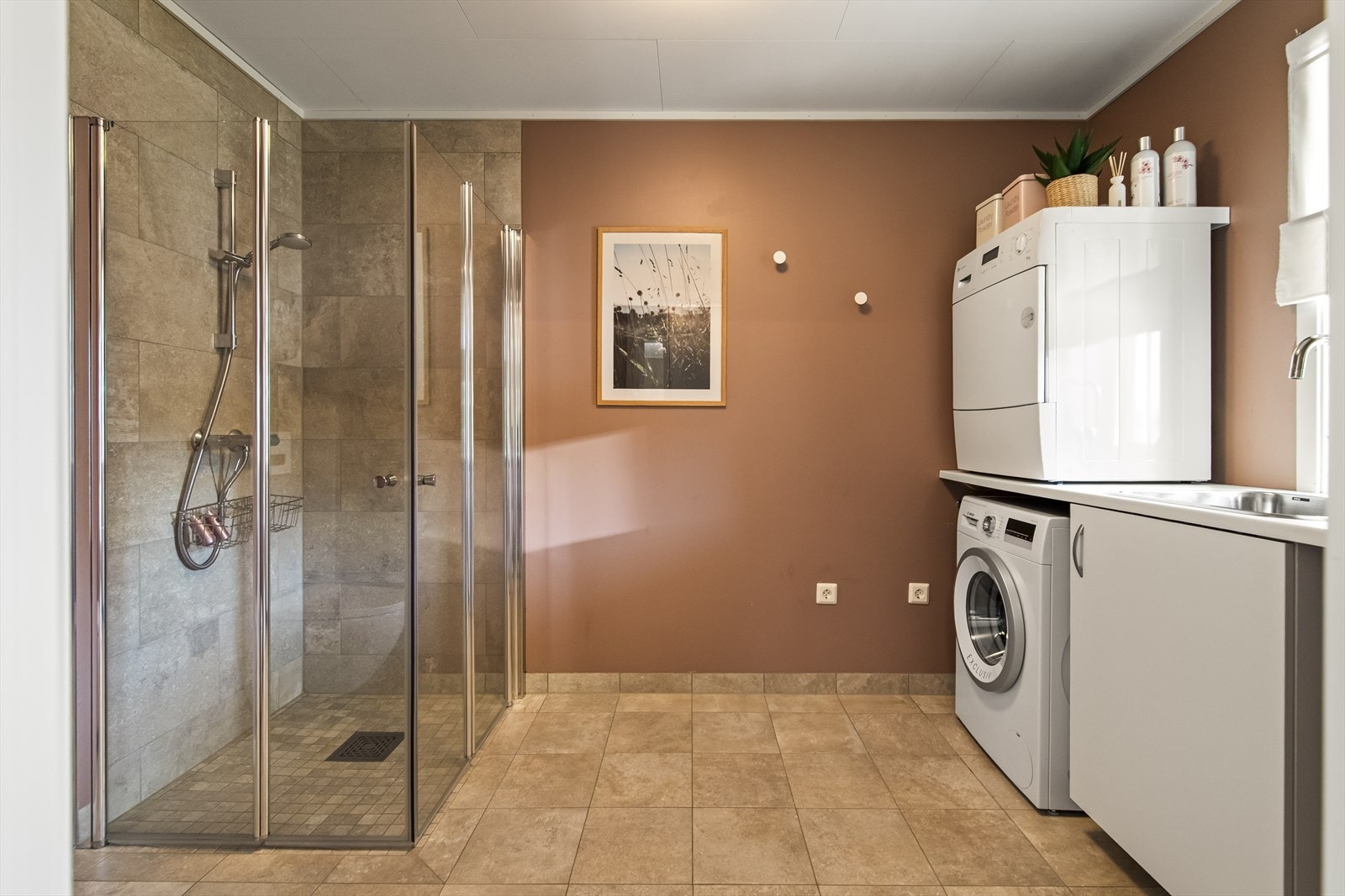 Badet/vaskerommet har flislagt gulv og malte veggflater. Galleribilde