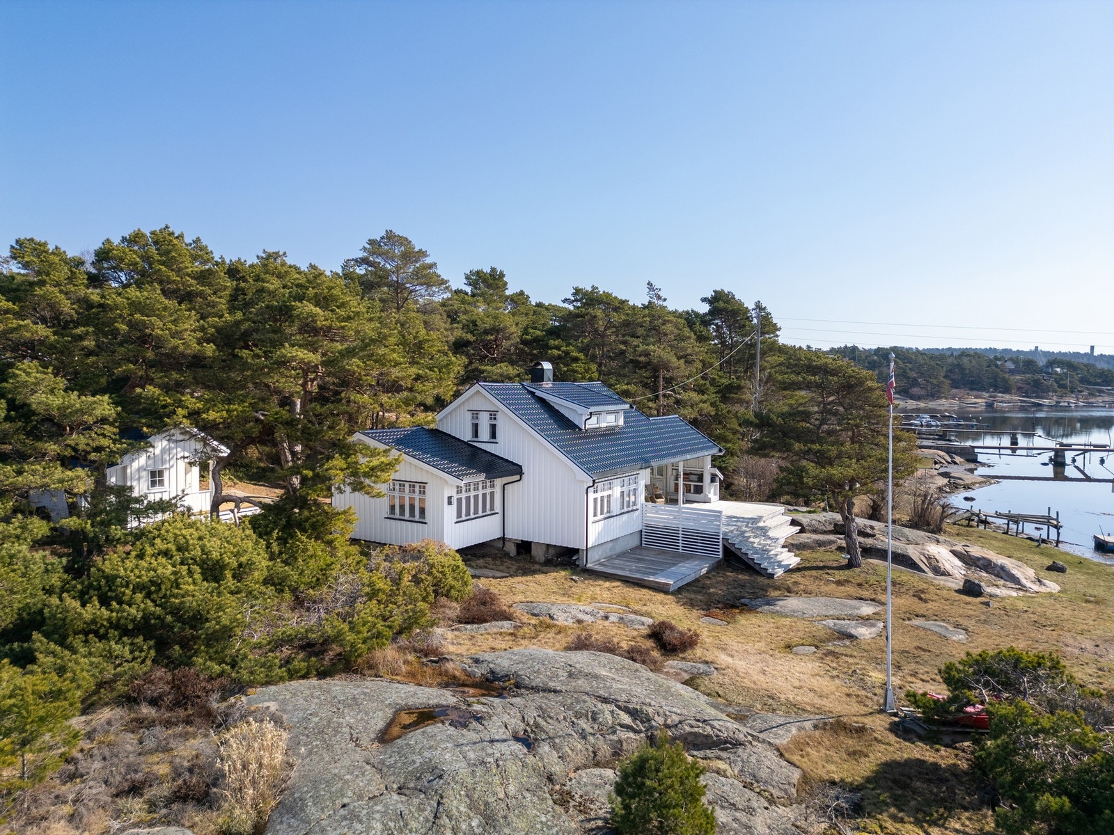 Hytta ligger tett på vannspeilet med egen brygge Galleribilde