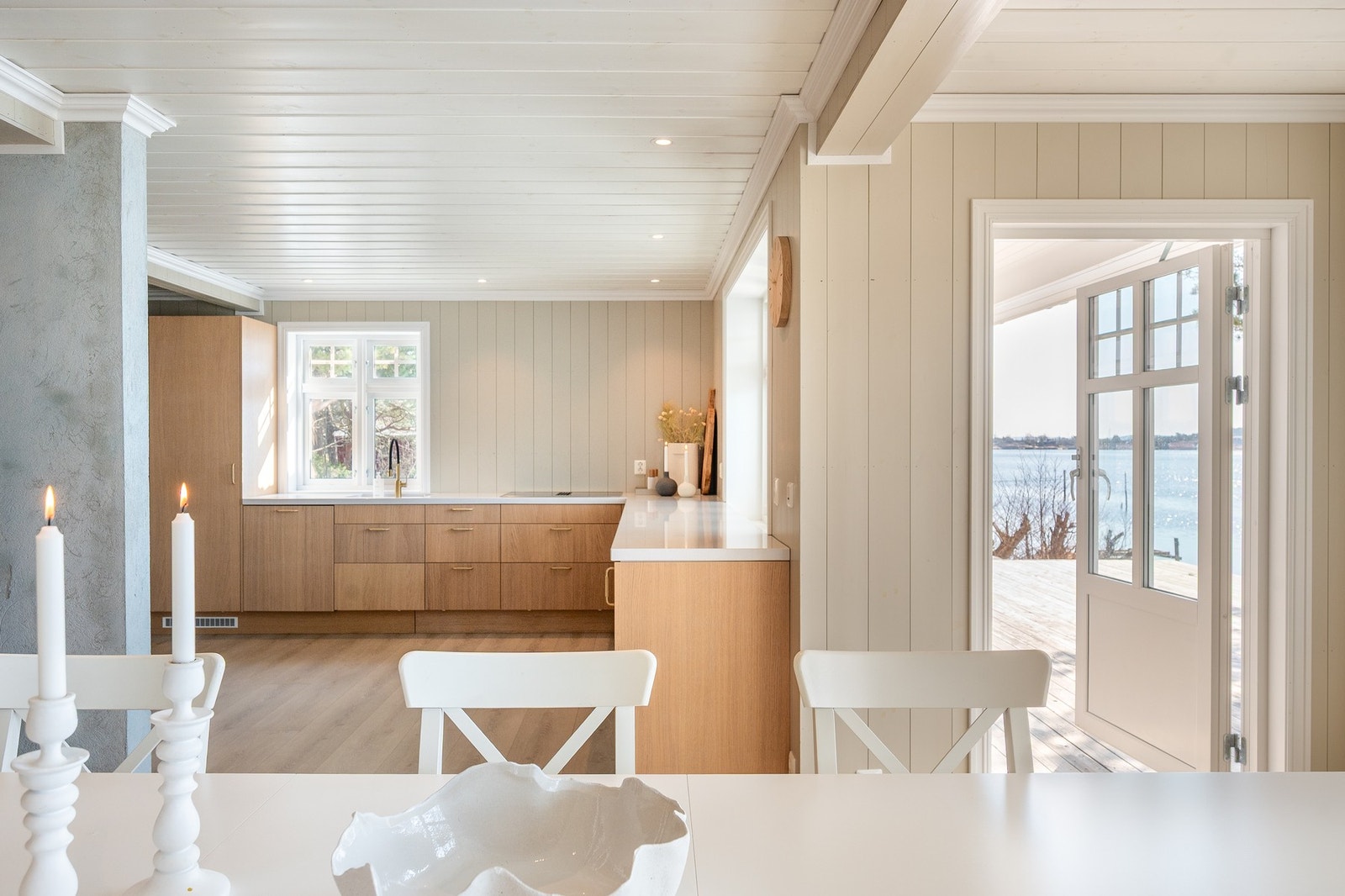 Innholdsrik kjøkkeninnredning/utgang veranda Galleribilde