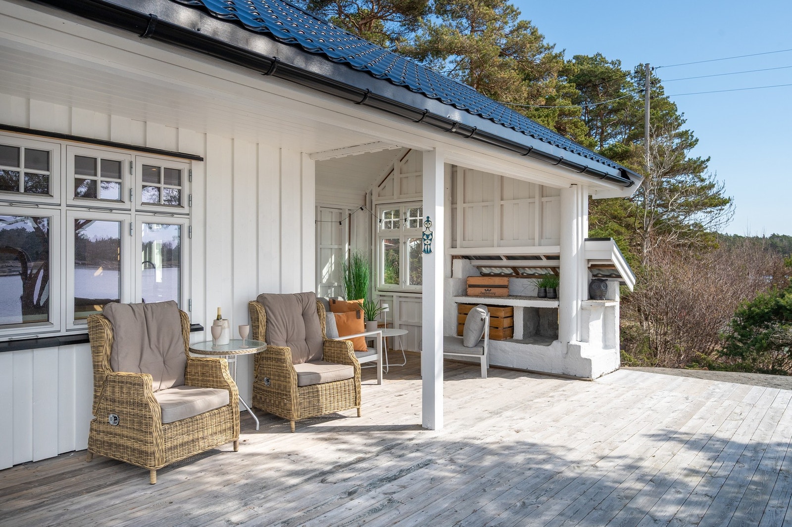 Solrike uteplasser som dels er overbygget. Galleribilde