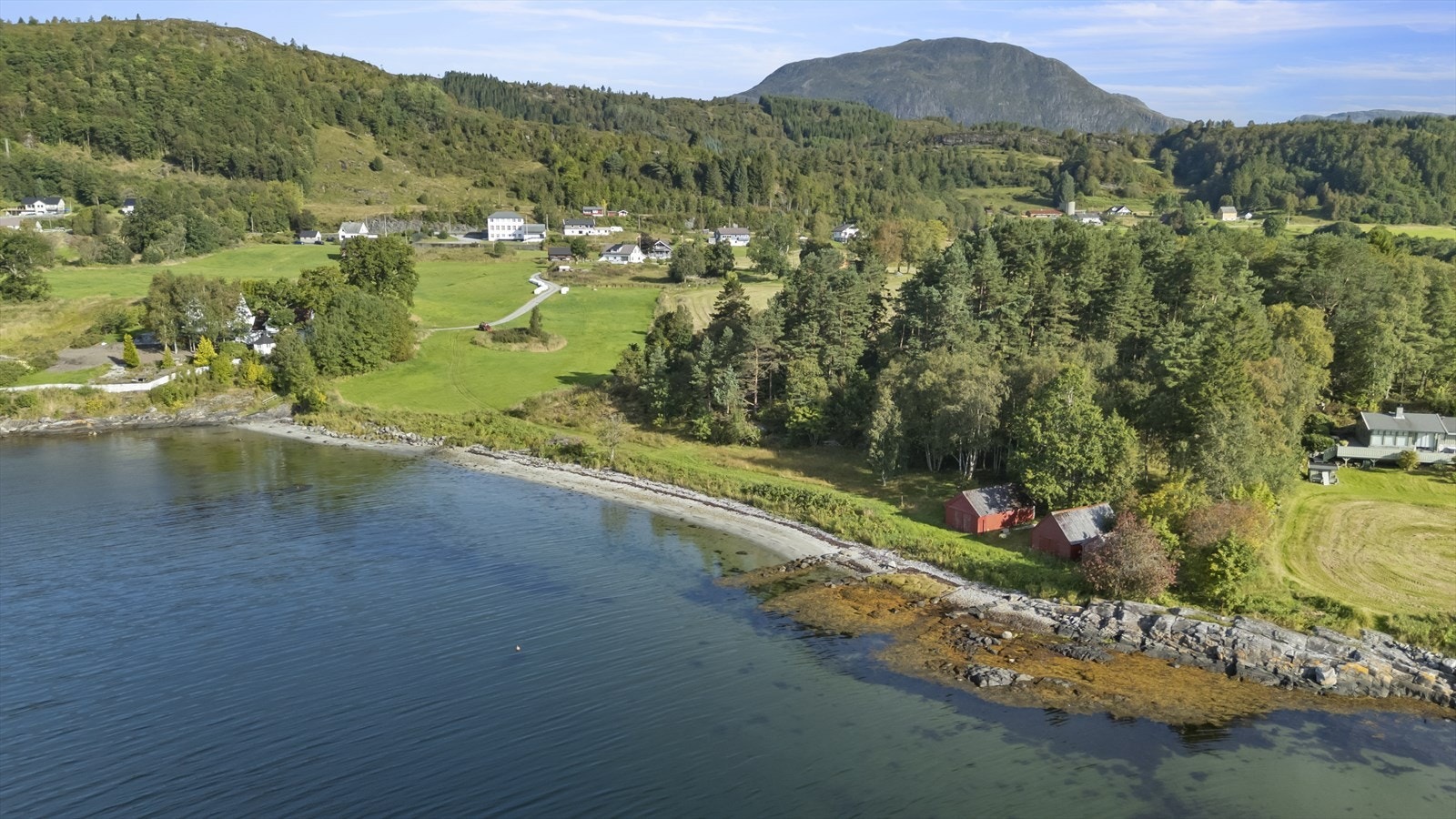 Med eigedomen er det naust som ligg sør/aust for tunet Galleribilde