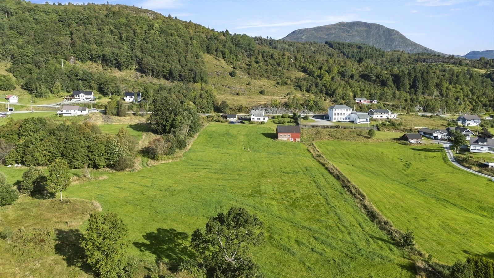 Eigedomen består av fleire teigar, bla. på oppsida av hovudvegen - sjå kart i salsoppgava for meir info Galleribilde