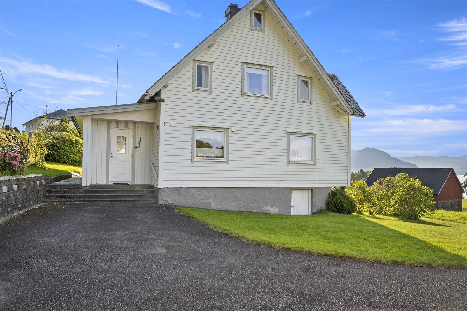 Bustadhuset er opprinneleg oppført i 1928 med tilbygg frå 1970- og 1990-tallet Galleribilde