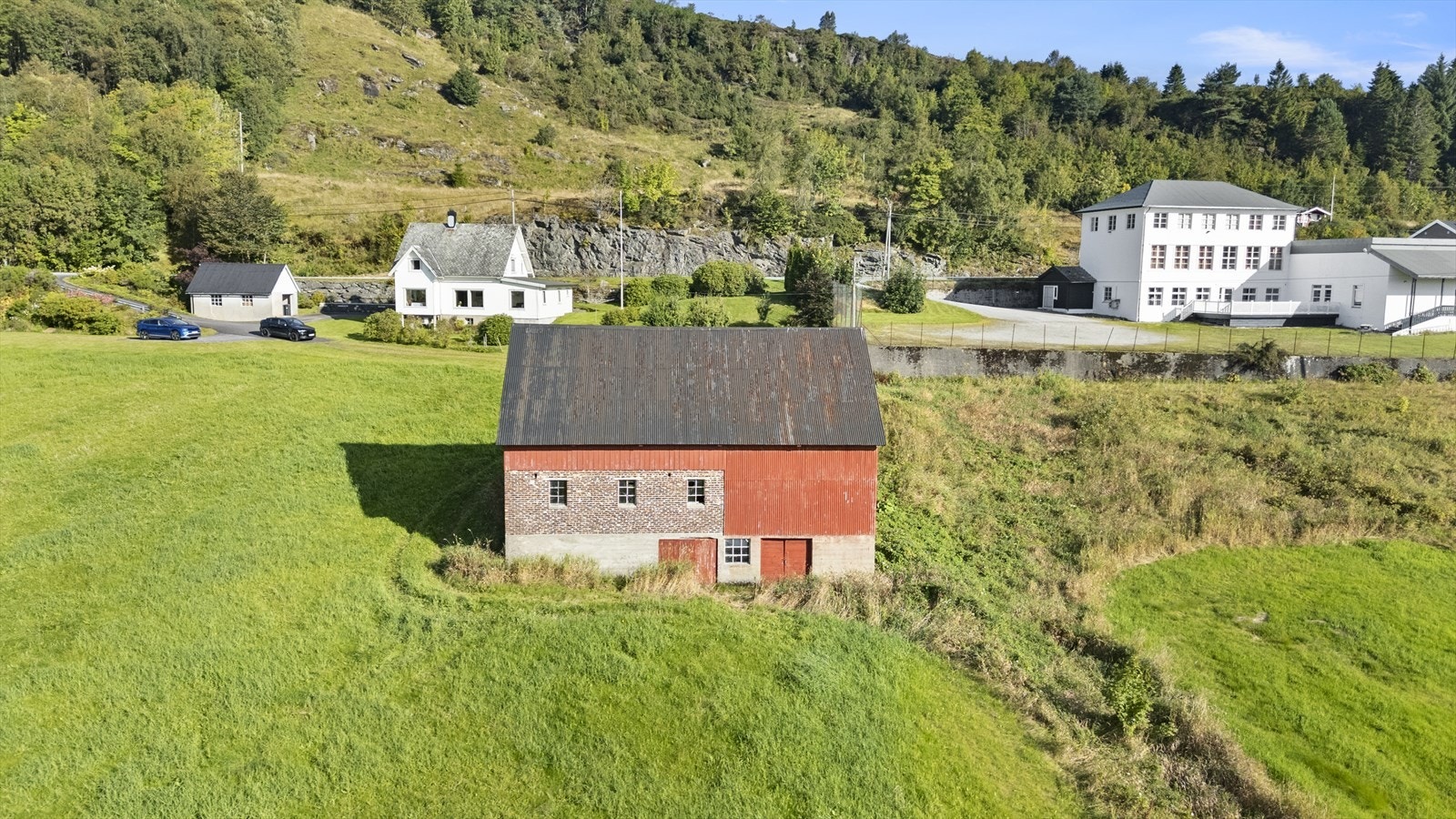Driftsbygningen ligg like nedanfor bustadhuset Galleribilde