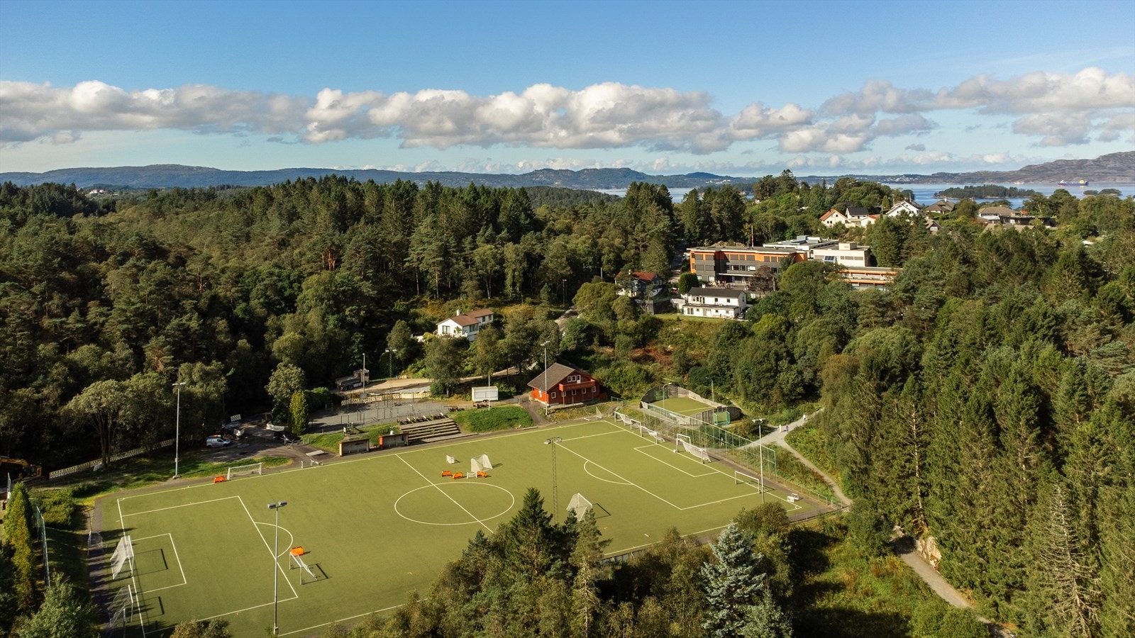 For aktive familier finnes Hjellestad fotballbane i nærområdet, med kunstgressbane og aktivitet i regi av IL Gneist. Galleribilde