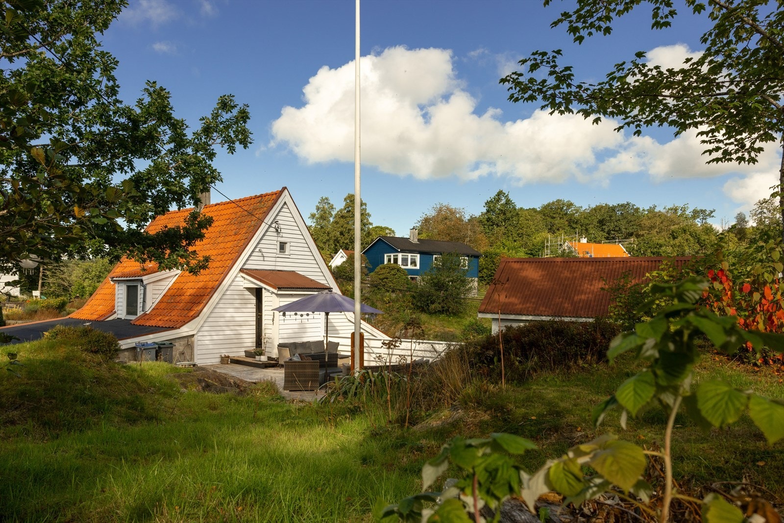 Eiendommen har gode utearealer og en flott beliggenhet med nærhet til sjø, båtliv og naturskjønne omgivelser. Galleribilde