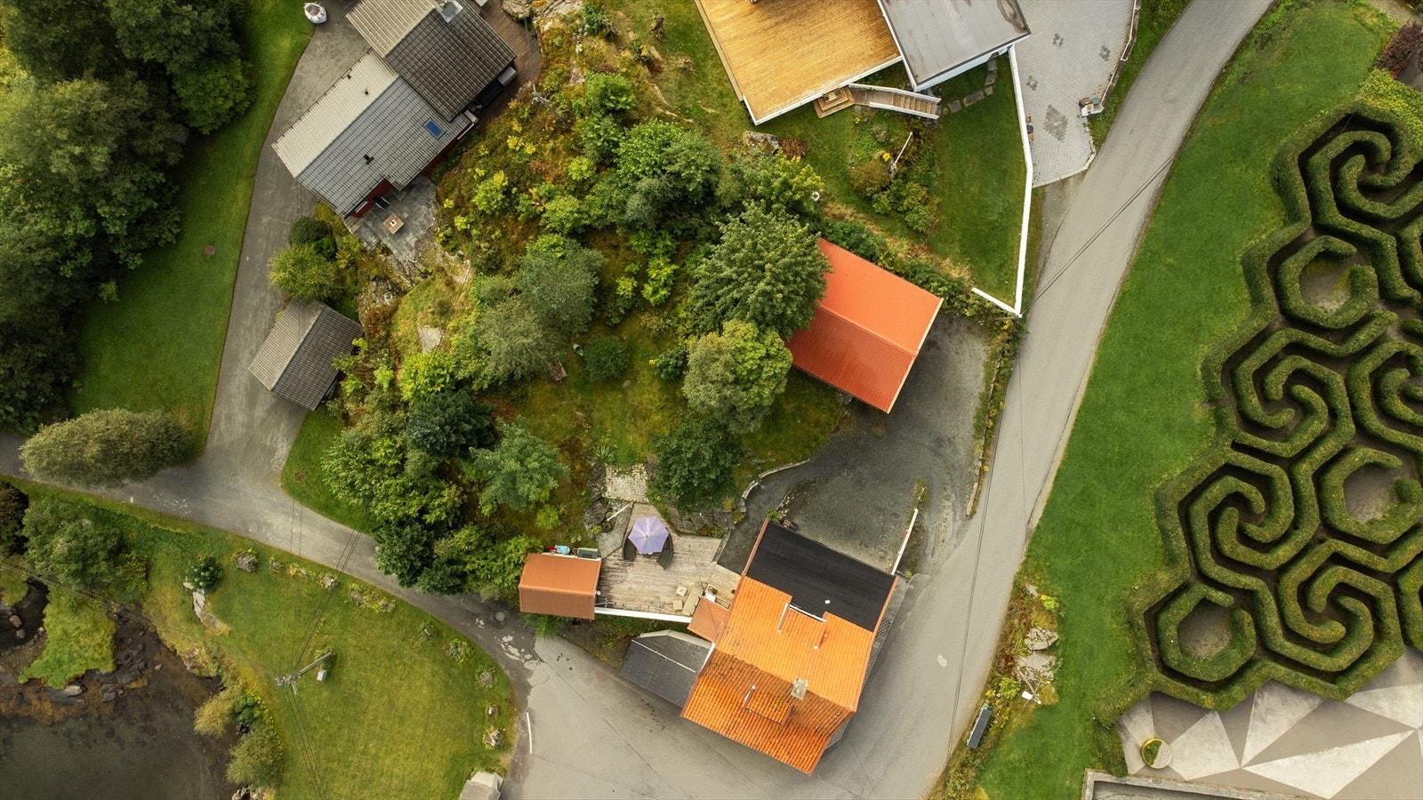 Offentlig kommunikasjon er lett tilgjengelig, med bussforbindelser videre mot blant annet Blomsterdalen, Birkelandsskiftet og Bybanen. Galleribilde