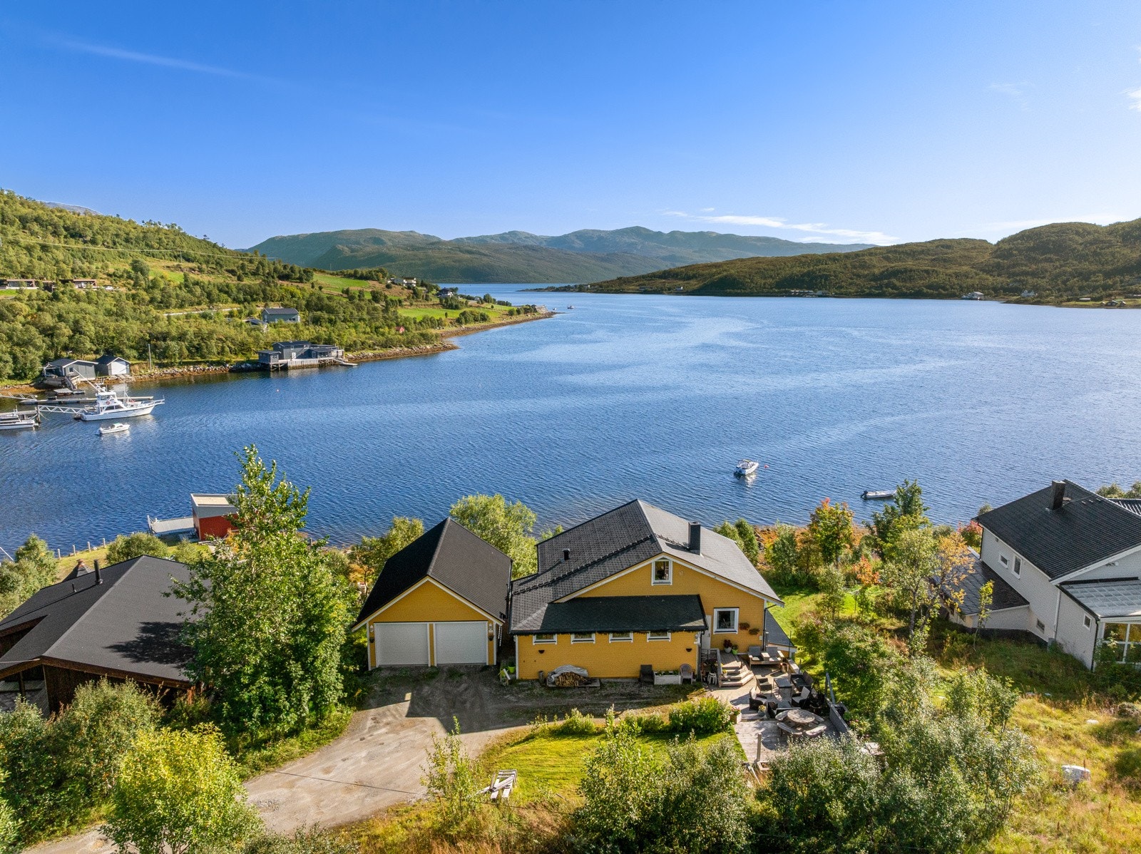 Eiendommen ligger vakkert til i et storslått landskap, omgitt av sjø, fjell og mektig nordnorsk natur.