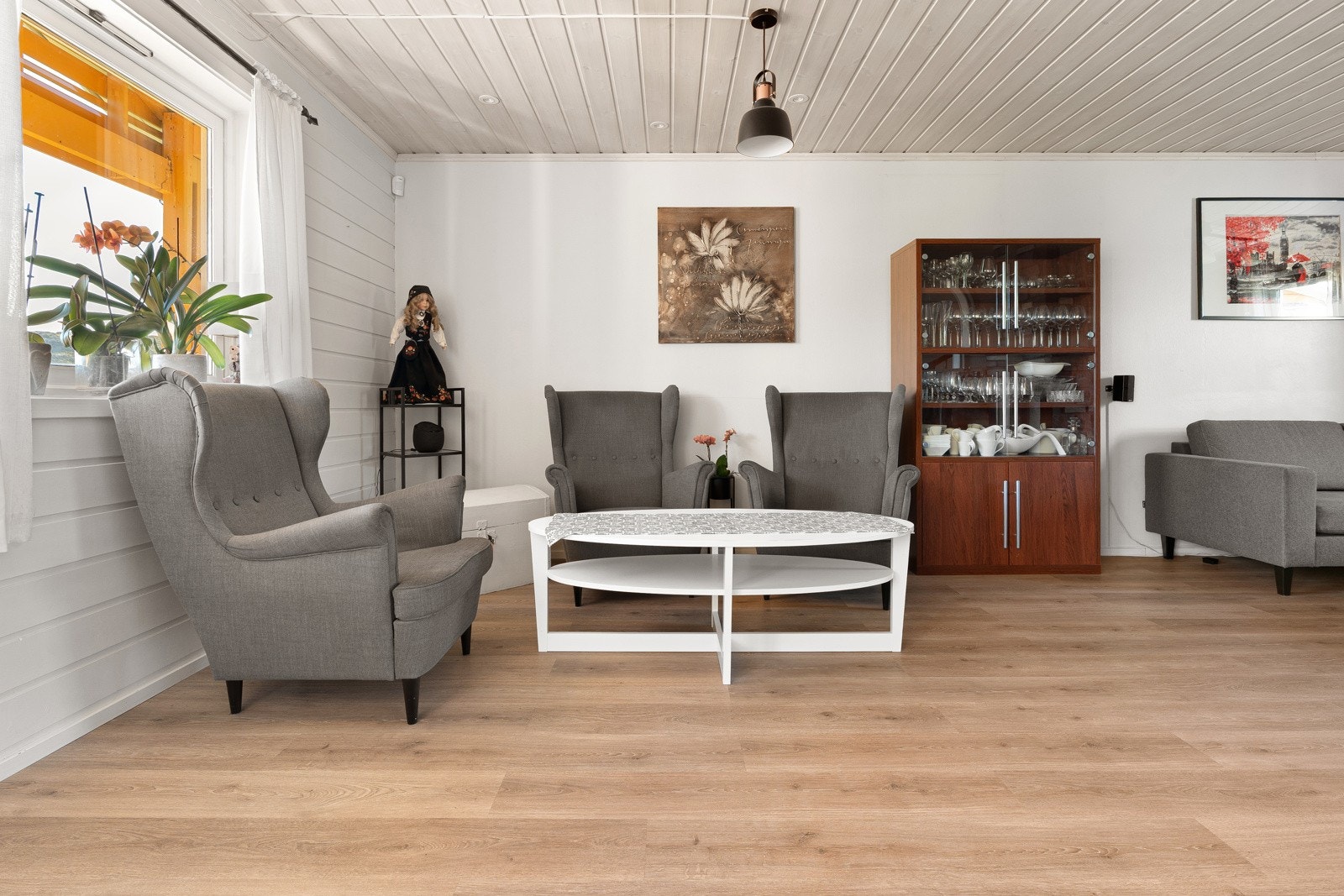 Hyggelig stue med rom for flere soner.
