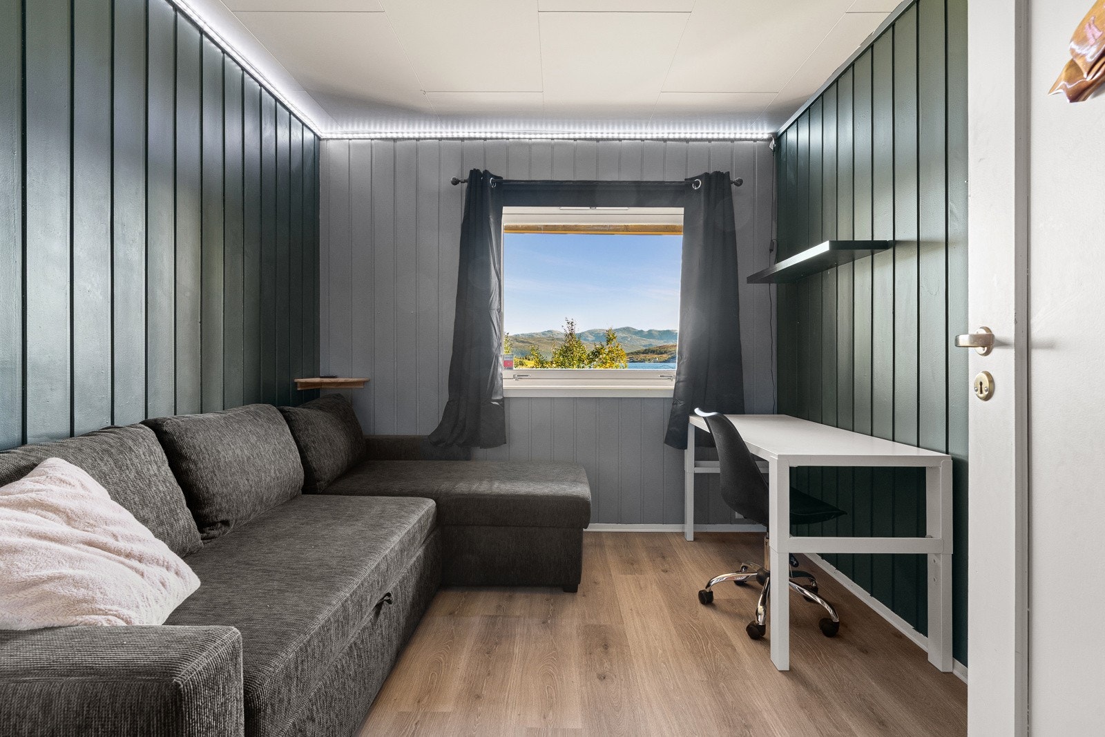 Soverom av god størrelse, perfekt som kontor, barnerom eller som ei tv-stue.
