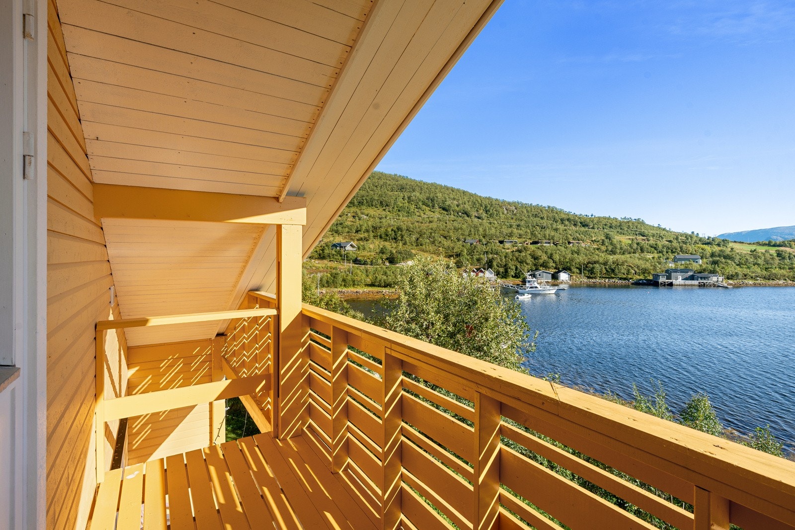 Også fra loftet er det utgang til veranda, med flott utsyn mot omgivelsene.