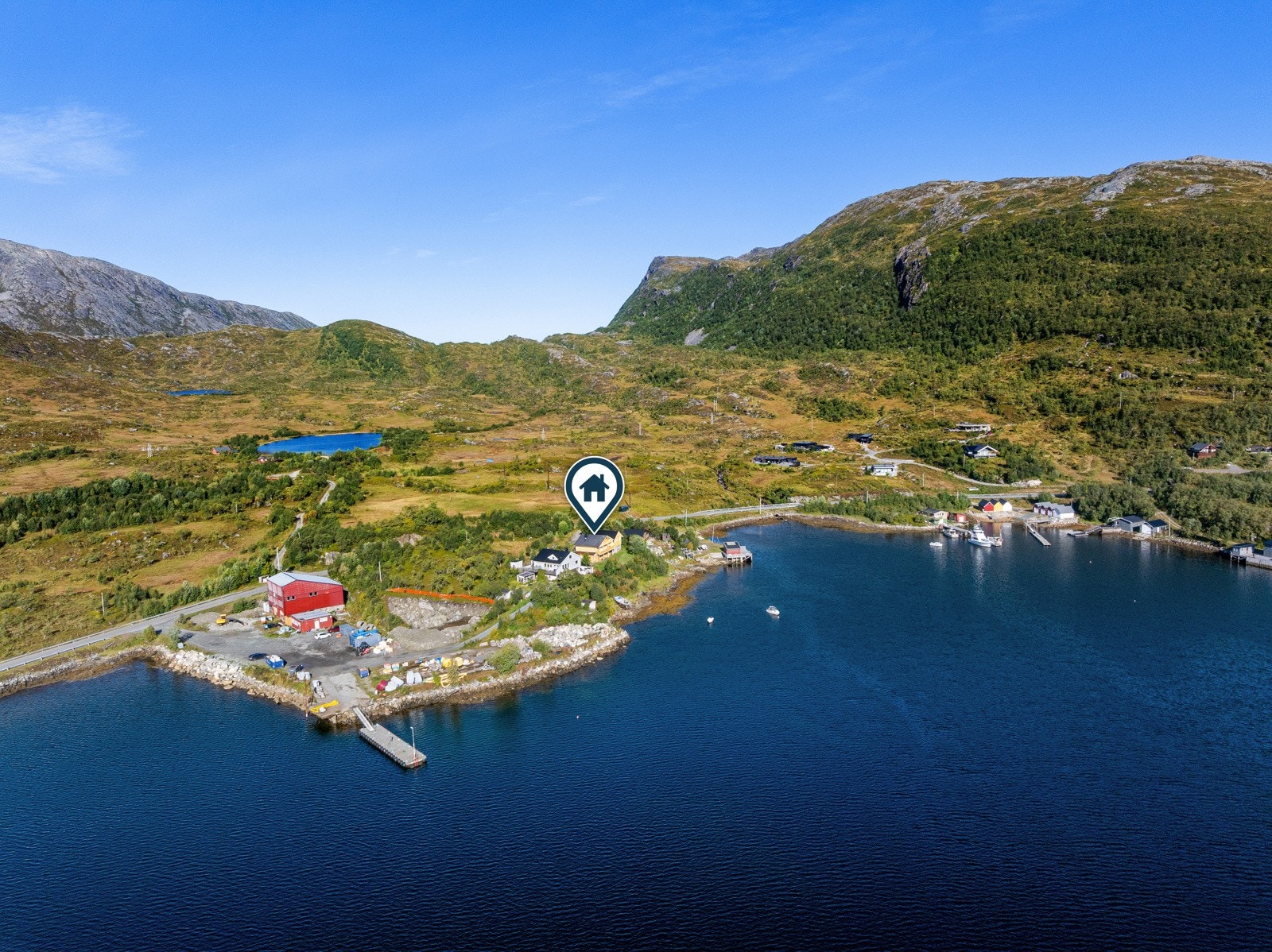 Eiendommen ligger vakkert plassert mellom vei og sjø, med god avstand ned fra veien og spektakulære omgivelser på alle kanter.