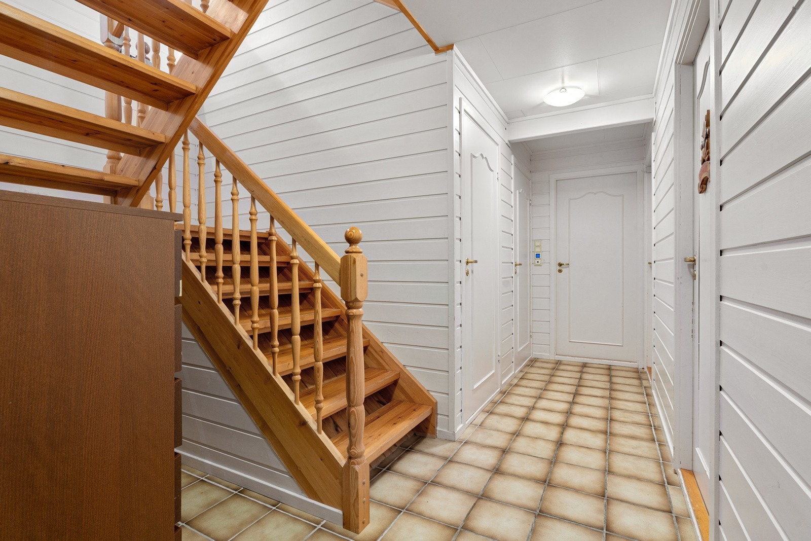 I underetasjen er det tre soverom og bad.