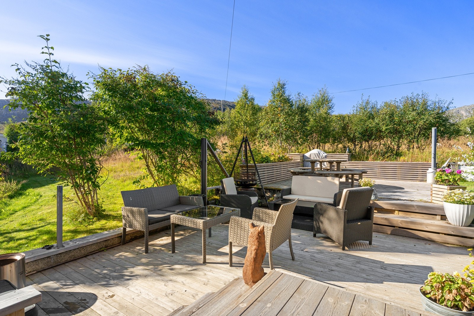 Uteområdet er pent opparbeidet og byr på hyggelige omgivelser og er vel så bra, sommer som vinter!