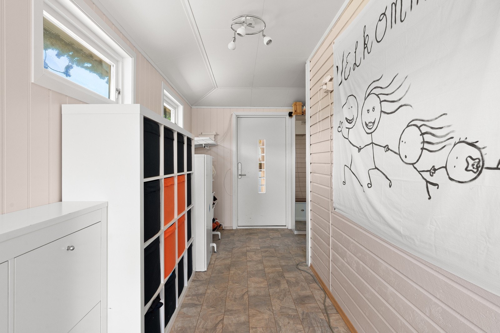 Velkommen inn - her er det god plass å henge fra seg yttertøy og annet nødvendig utstyr.