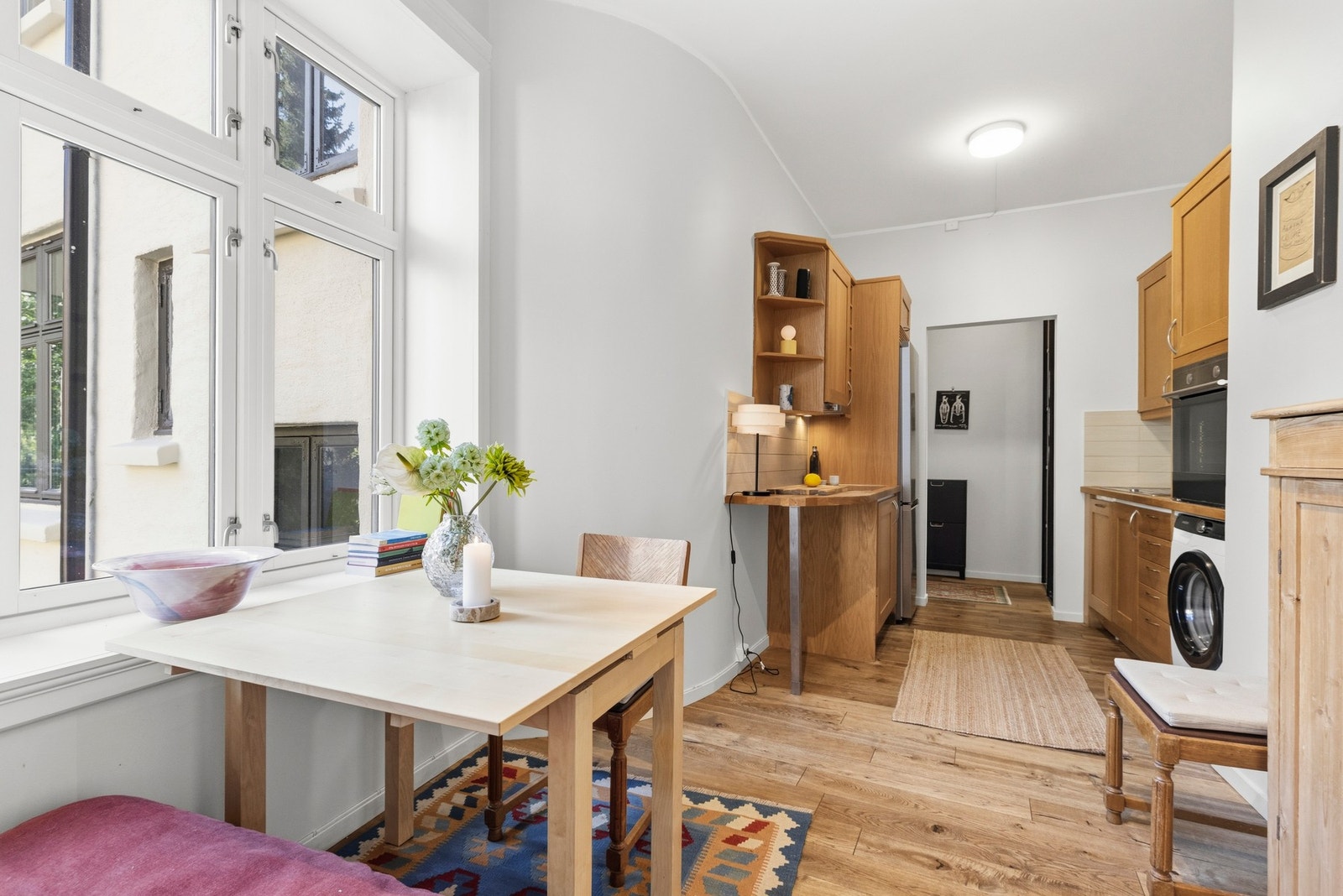 Innredningen har profilerte fronter i eik, heltre benkeplate, oppvaskkum og ventilator. Det er også opplegg for vaskemaskin med lekkasjesikring samt fliser over benkeplaten. Galleribilde