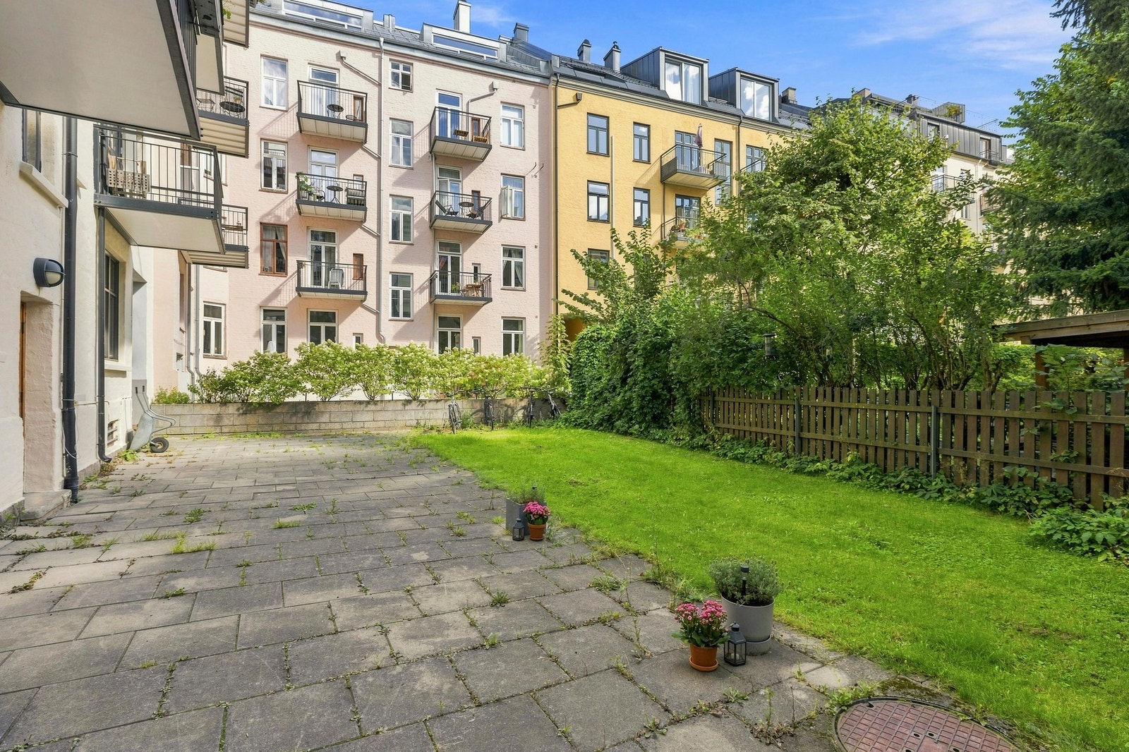 Lettstelt og frodig bakgård. Galleribilde