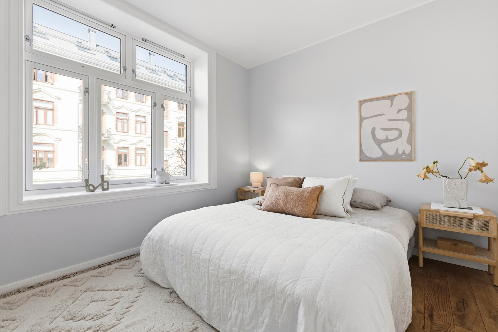 Hovedsoverommet er svært romslig og har god plass til dobbeltseng med nattbord på begge sider, i tillegg til garderobeløsning. Galleribilde
