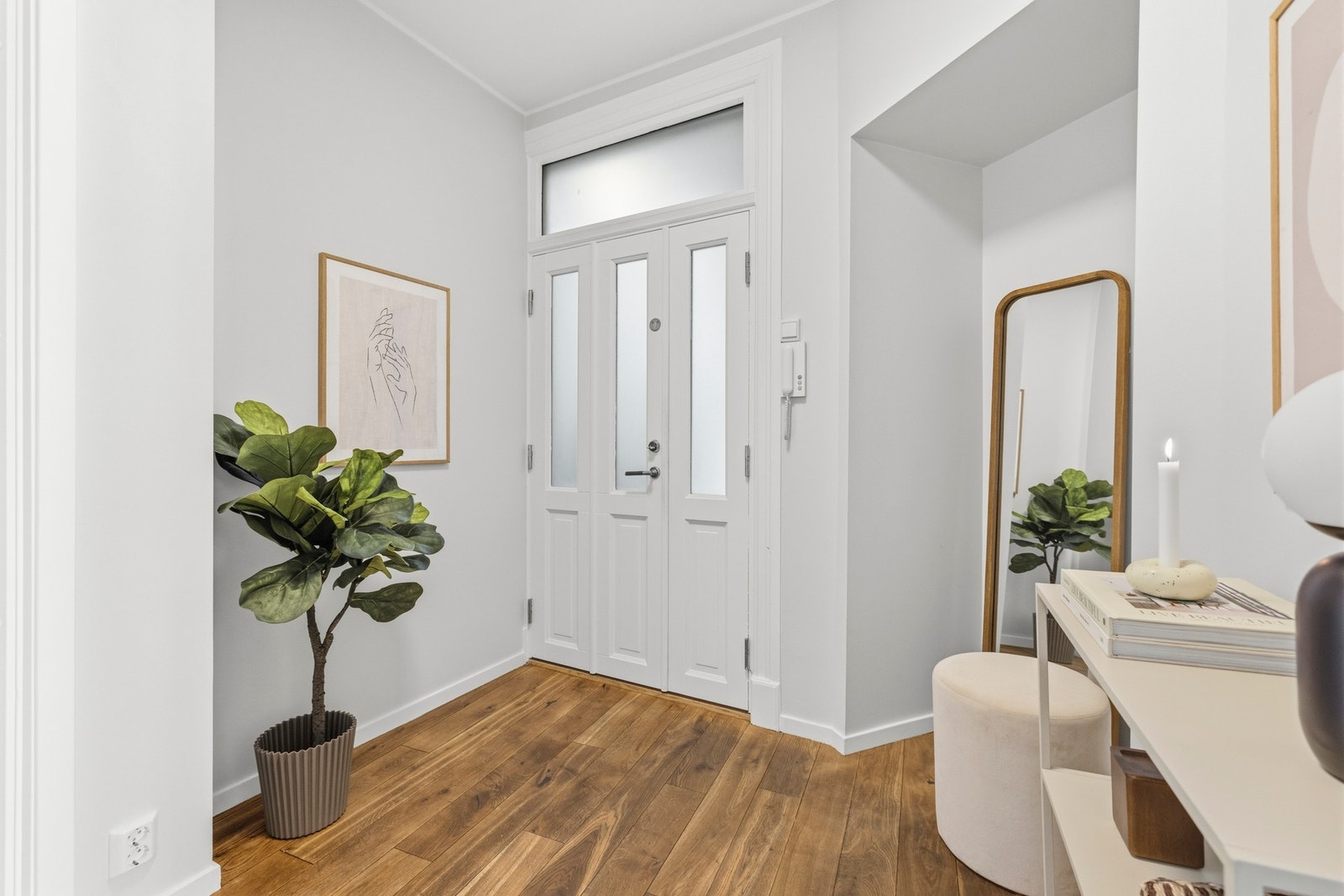 Velkommen inn i en innbydende og romslig entré med et godt førsteinntrykk. Galleribilde