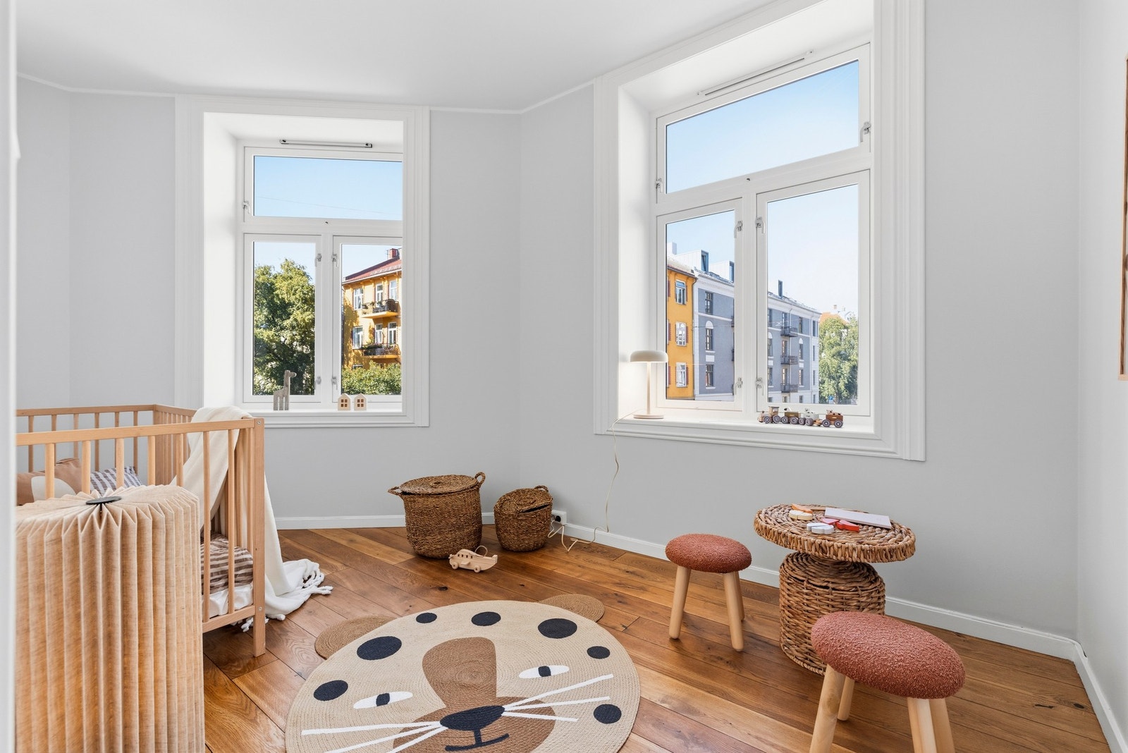 Boligens hjørnebeliggenhet gir svært godt lysinnslipp til samtlige rom og bidrar til en lys og behagelig atmosfære gjennom hele boligen. Galleribilde