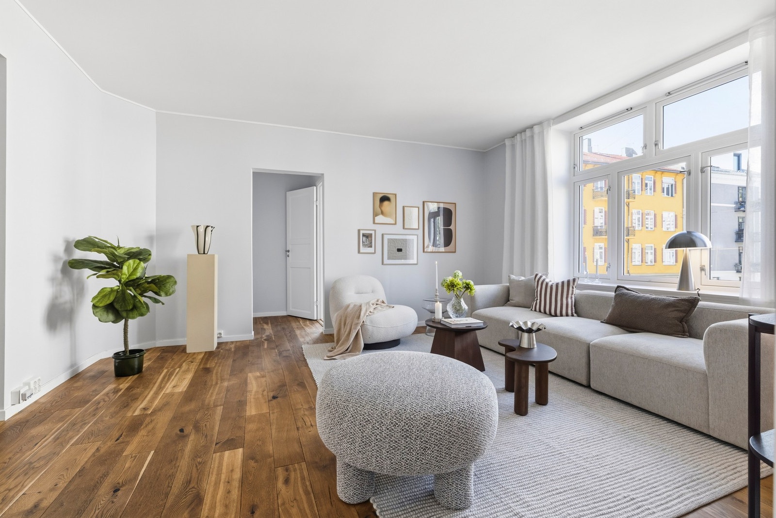 Store vindusflater og dype vinduskarmer slipper inn rikelig med naturlig lys og gir rommet en behagelig atmosfære. Galleribilde